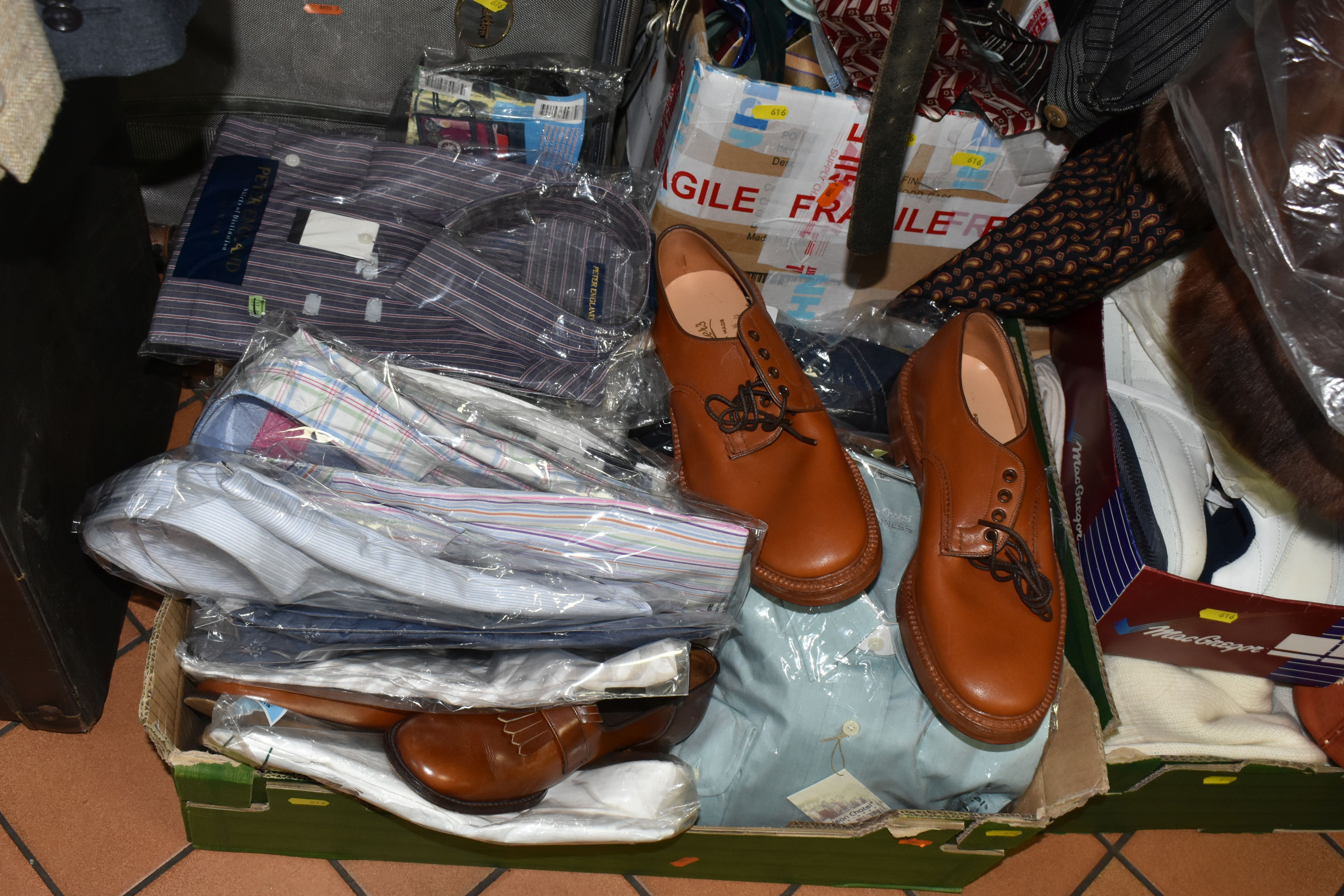 A QUANTITY OF LADIES AND GENTS CLOTHING, SUITCASES, BEDDING AND CLOTHING ACCESSORIES, the majority - Image 5 of 13