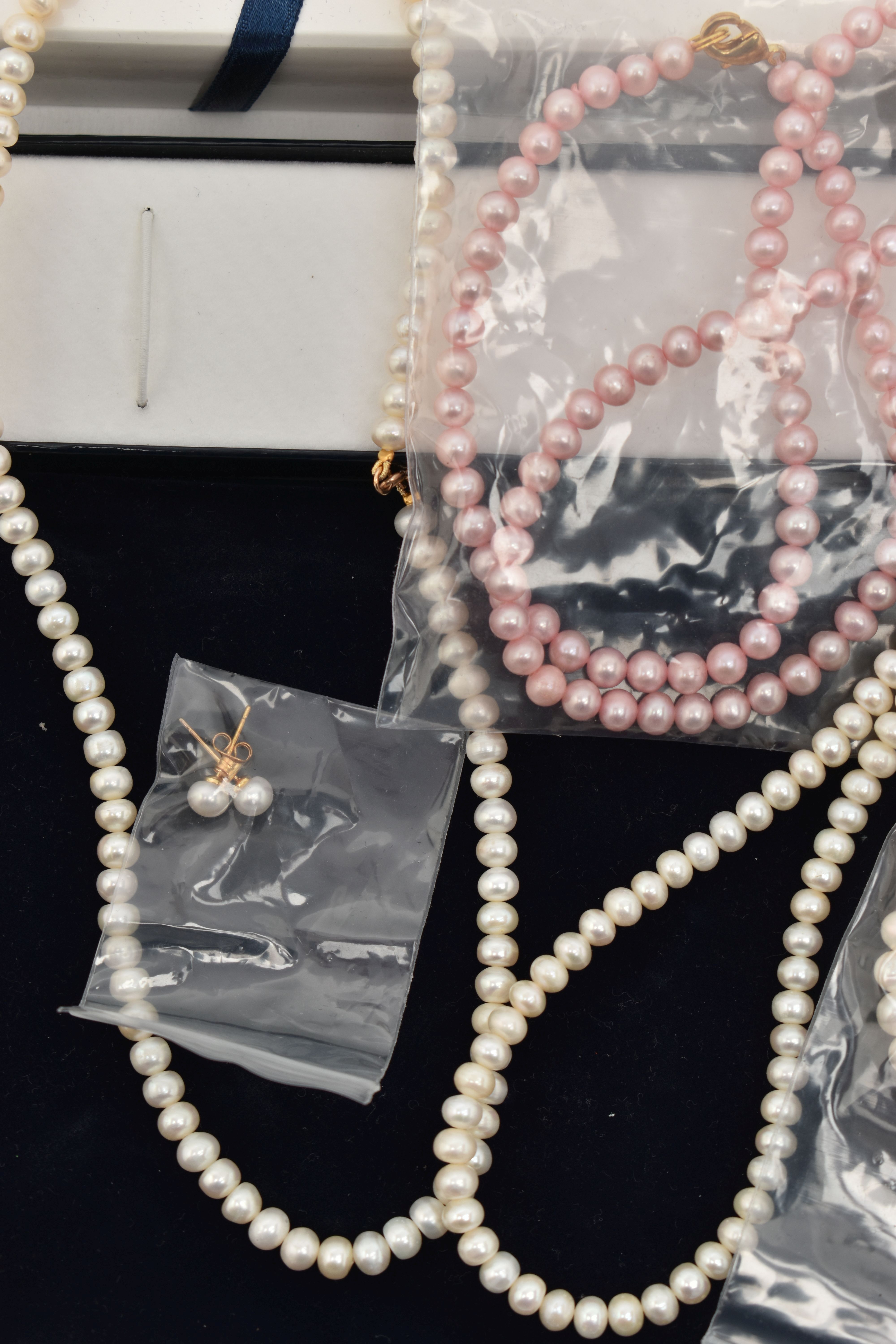 A BAG OF ASSORTED JEWELLERY, to include two single strands of cultured fresh water pearl - Image 3 of 4