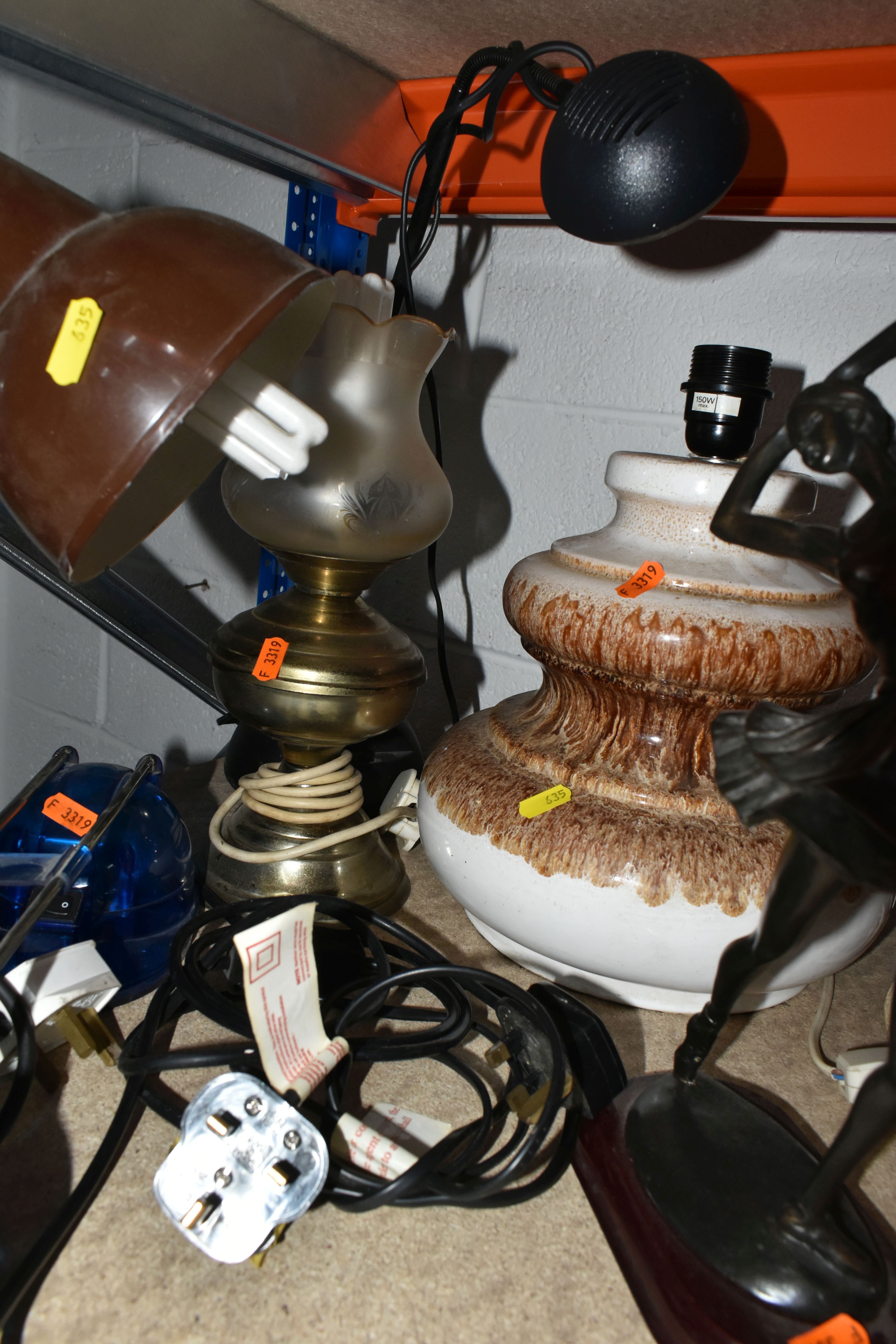 ONE BOX AND LOOSE LAMPS AND GLASS SHADES, to include a copper oil lamp, two glass reservoir oil - Image 10 of 12