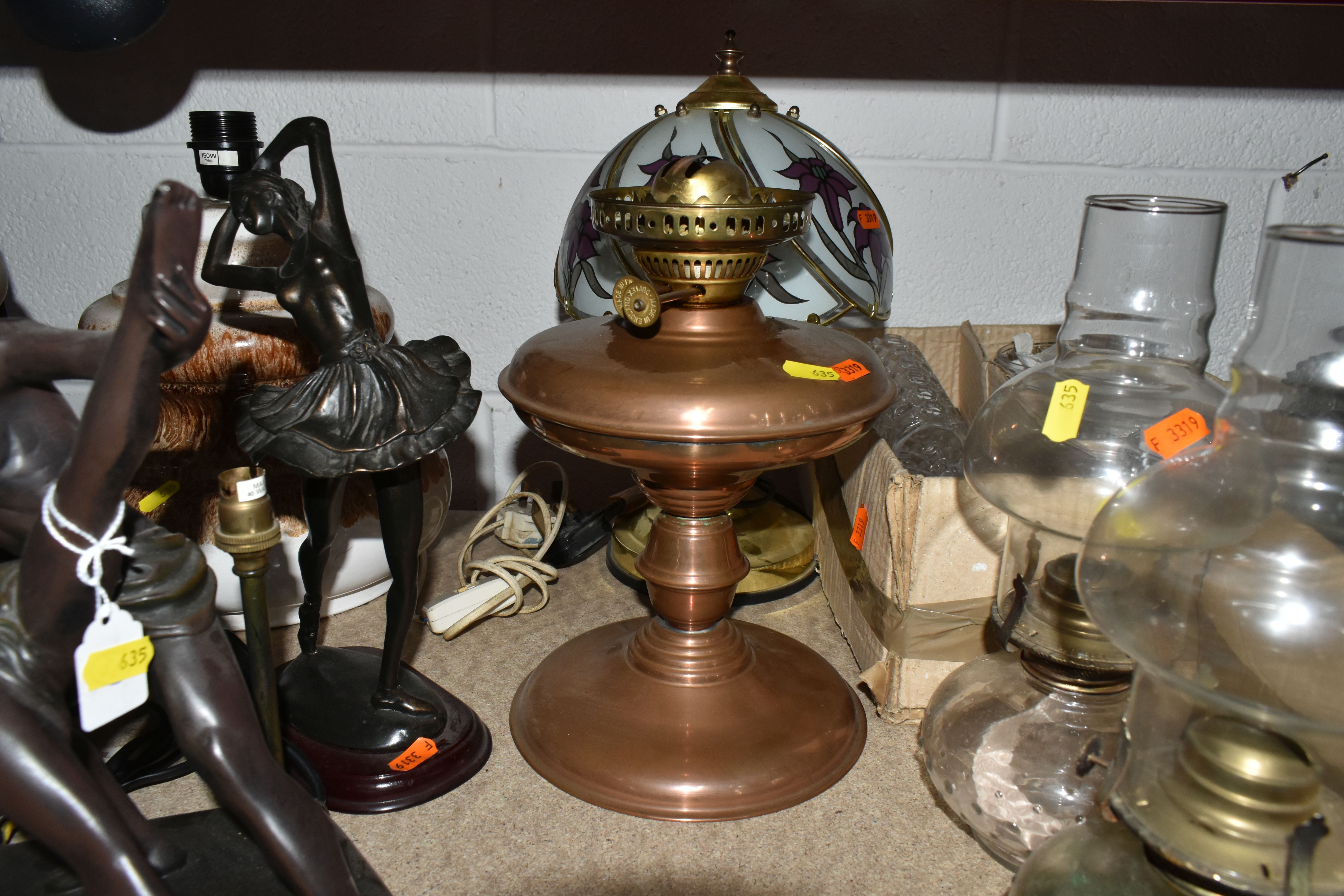 ONE BOX AND LOOSE LAMPS AND GLASS SHADES, to include a copper oil lamp, two glass reservoir oil - Bild 11 aus 12