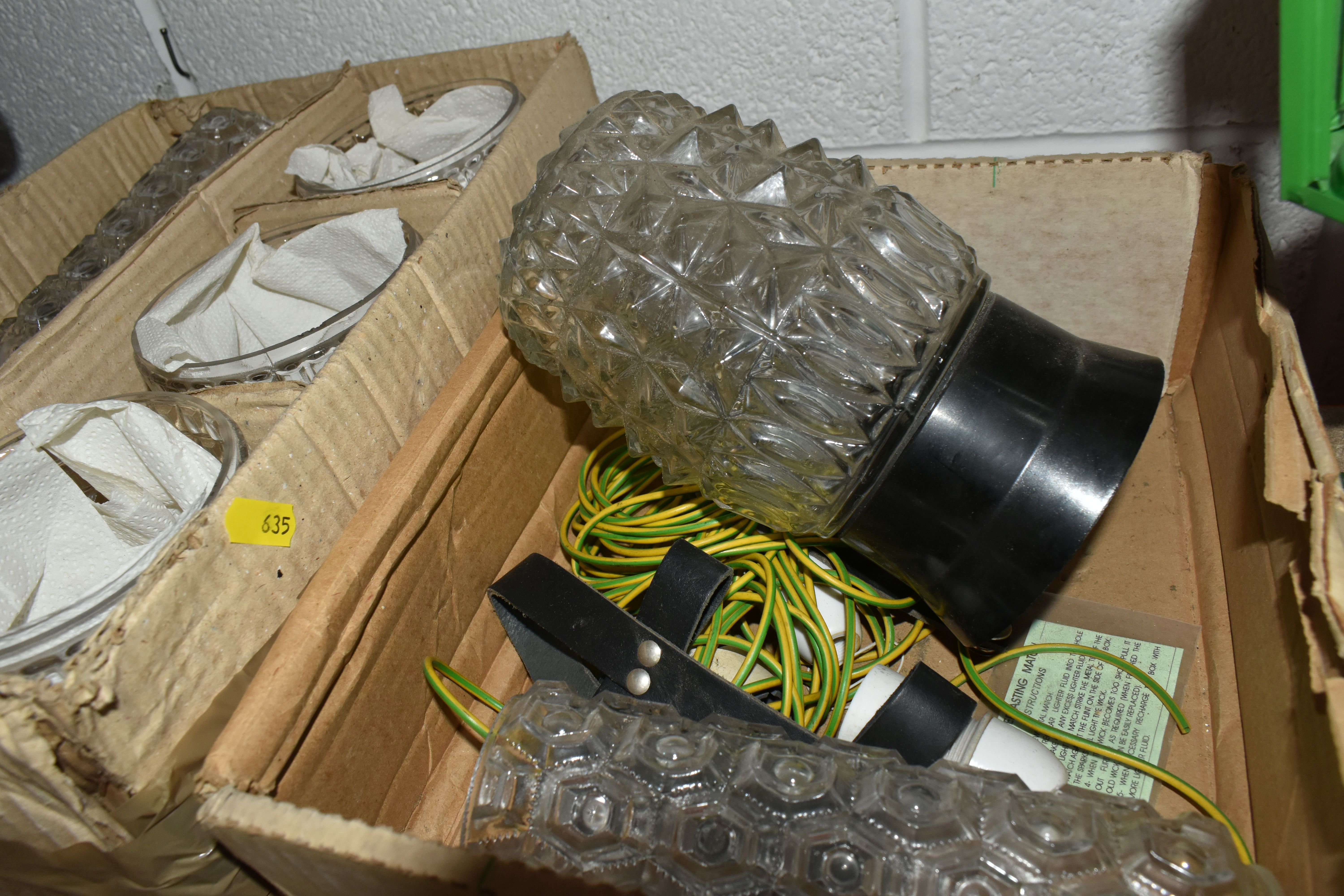 ONE BOX AND LOOSE LAMPS AND GLASS SHADES, to include a copper oil lamp, two glass reservoir oil - Image 7 of 12