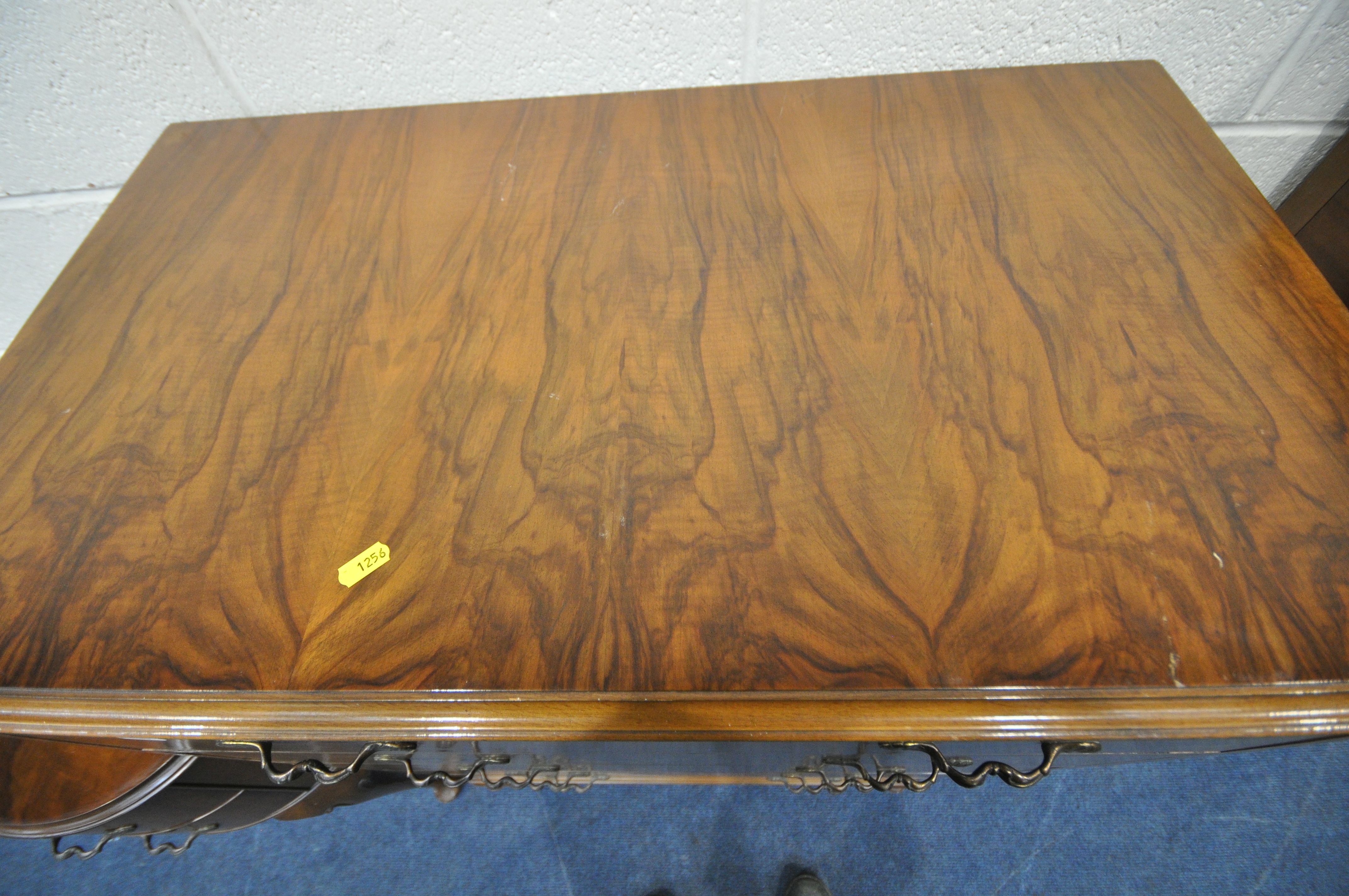 A 20TH CENTURY WALNUT CHEST OF FIVE DRAWERS, on cabriole legs, width 84cm x depth 48cm x height - Bild 3 aus 6