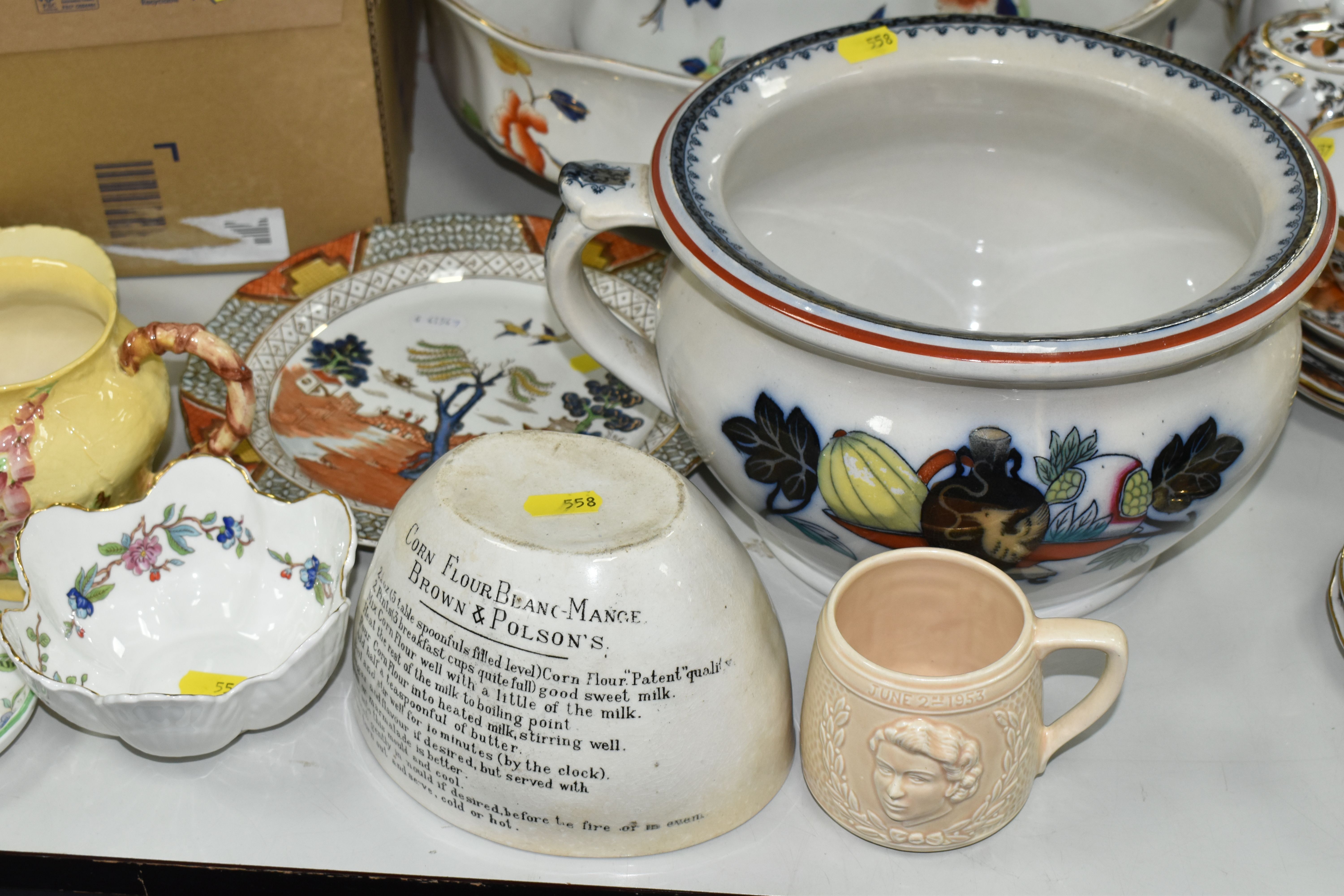 ONE BOX AND LOOSE CERAMICS AND TABLE LINEN, to include a Corona ware 'Peonie' pattern wash bowl - Image 3 of 11