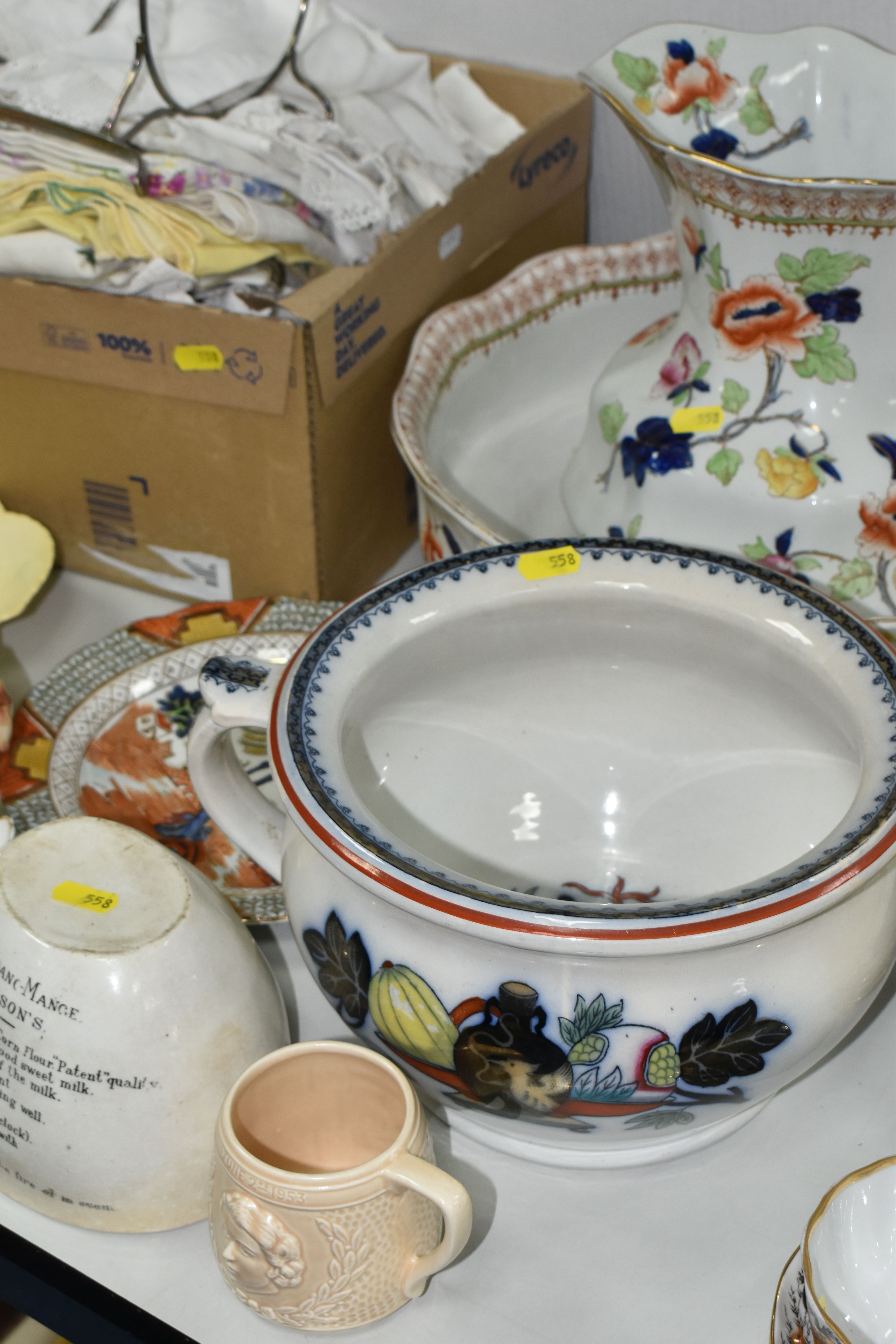 ONE BOX AND LOOSE CERAMICS AND TABLE LINEN, to include a Corona ware 'Peonie' pattern wash bowl - Image 10 of 11