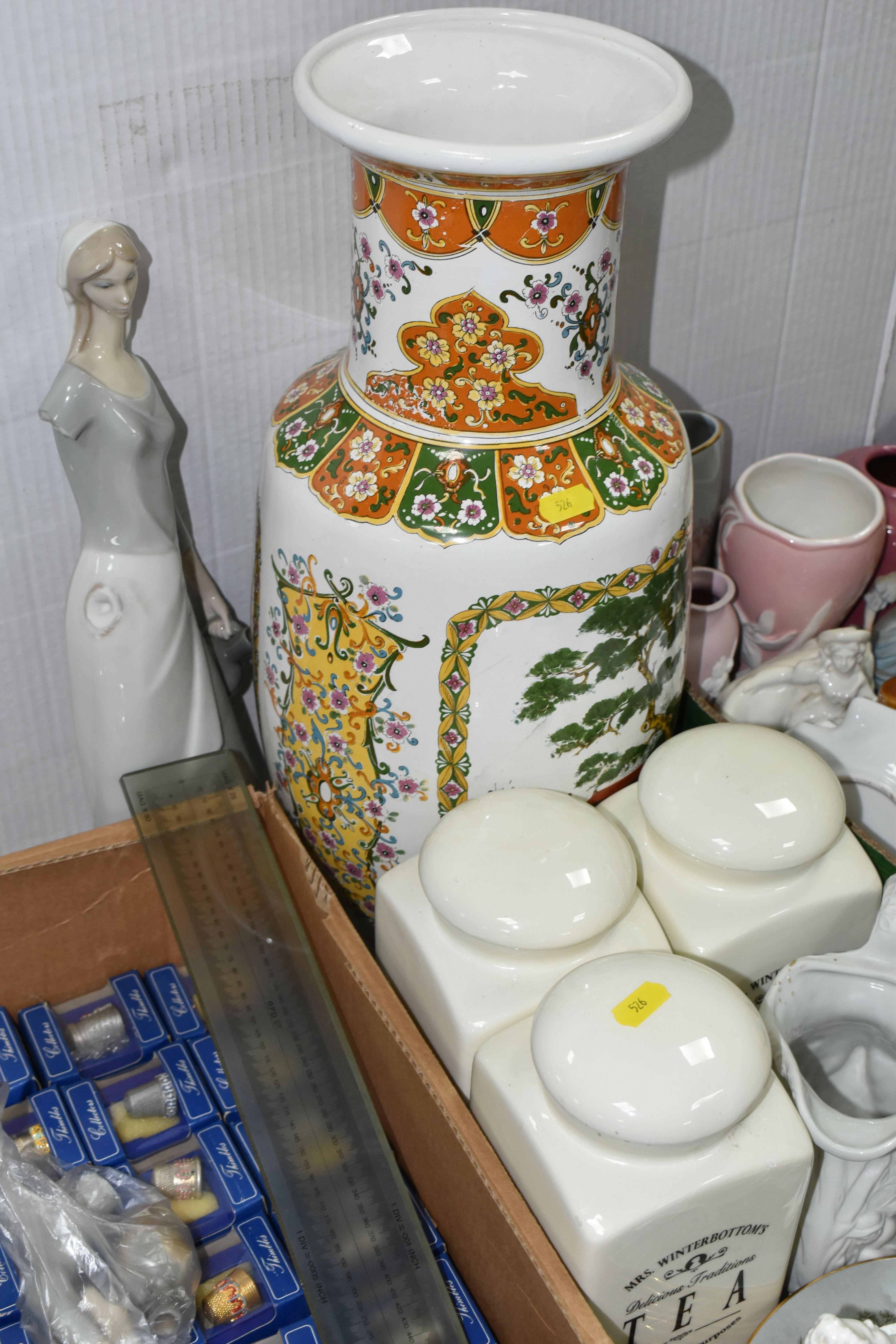 THREE BOXES AND LOOSE CERAMICS AND GLASS WARES ETC, to include eight Royal Grafton 'Winter Scenes' - Bild 4 aus 10