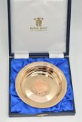 A ROYAL MINT (CLASSIC) CONCORDE 9CT GOLD DISH SET WITH A 22CT 2023 GOLD ALDERNEY FIVE POUND PROOF