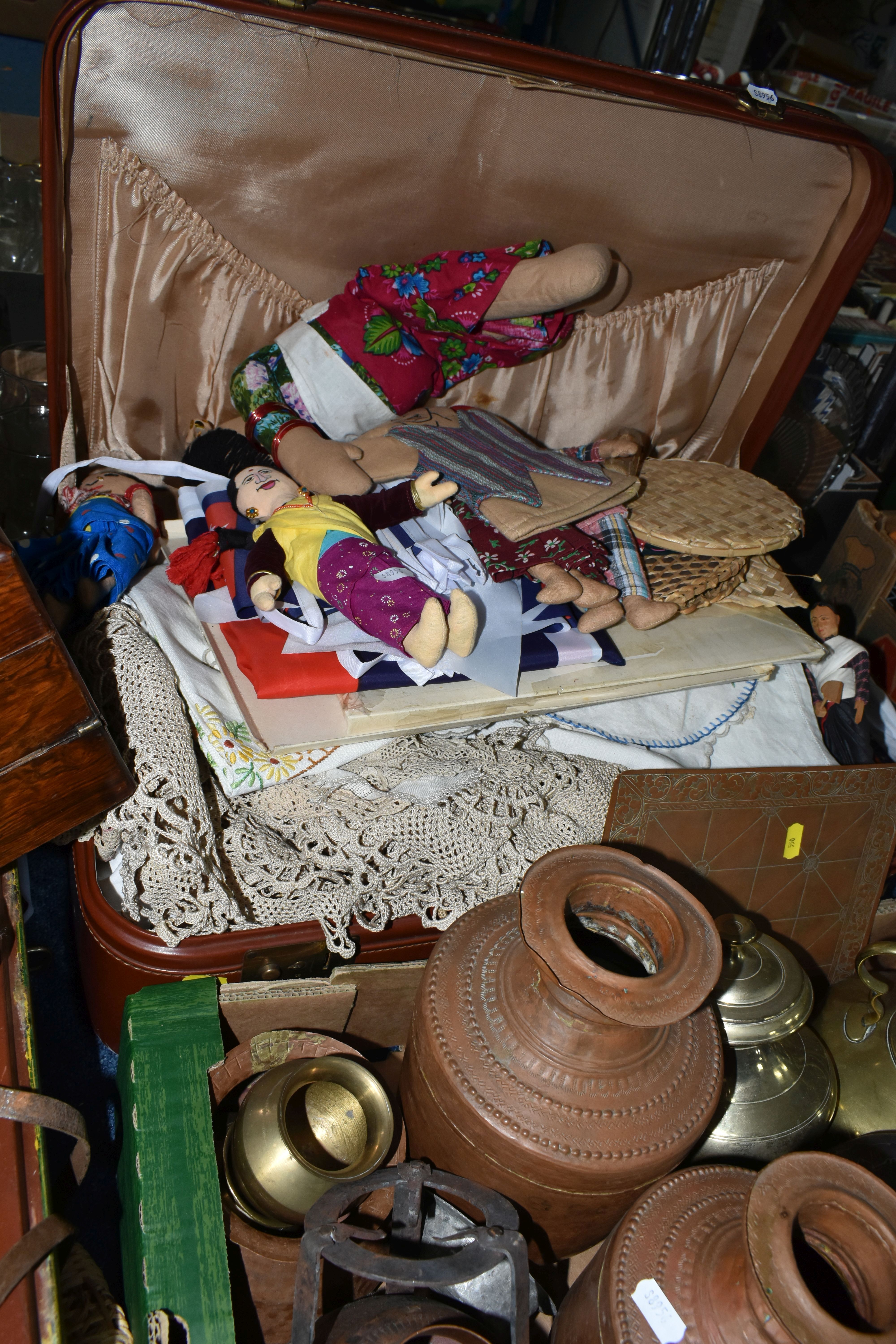 A QUANTITY OF METAL WARES AND SUNDRY ITEMS ETC, to include brass kettles, candlesticks and vases, - Image 8 of 9