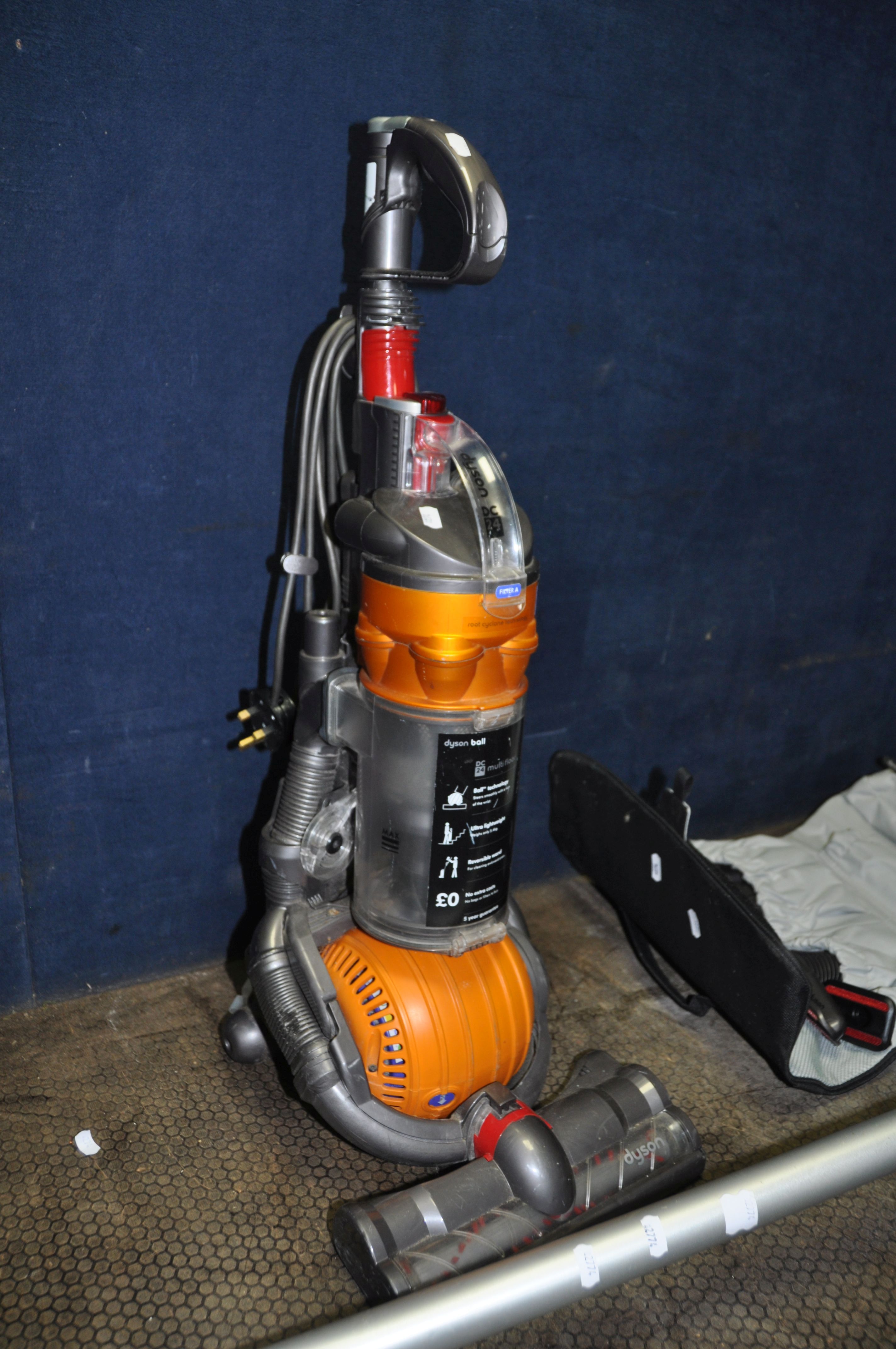 A DYSON DC35 CORDLESS HANDHELD VACUUM CLEANER with hanging bracket, charger and accessory bag - Image 5 of 6