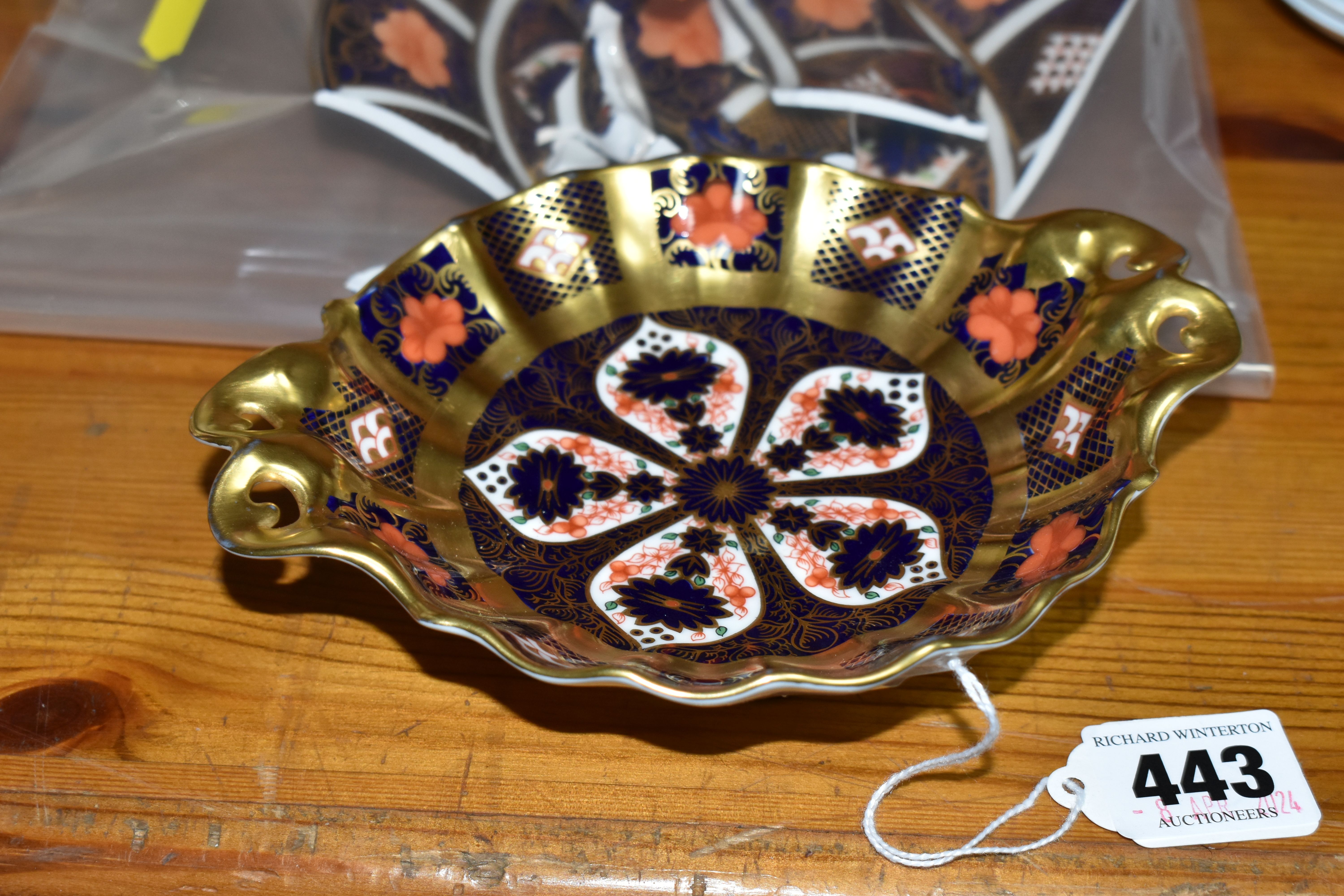 A ROYAL CROWN DERBY 1128 OLD IMARI PATTERN 'DUCHESS' BON BON DISH, solid gold band, date cypher - Image 2 of 3