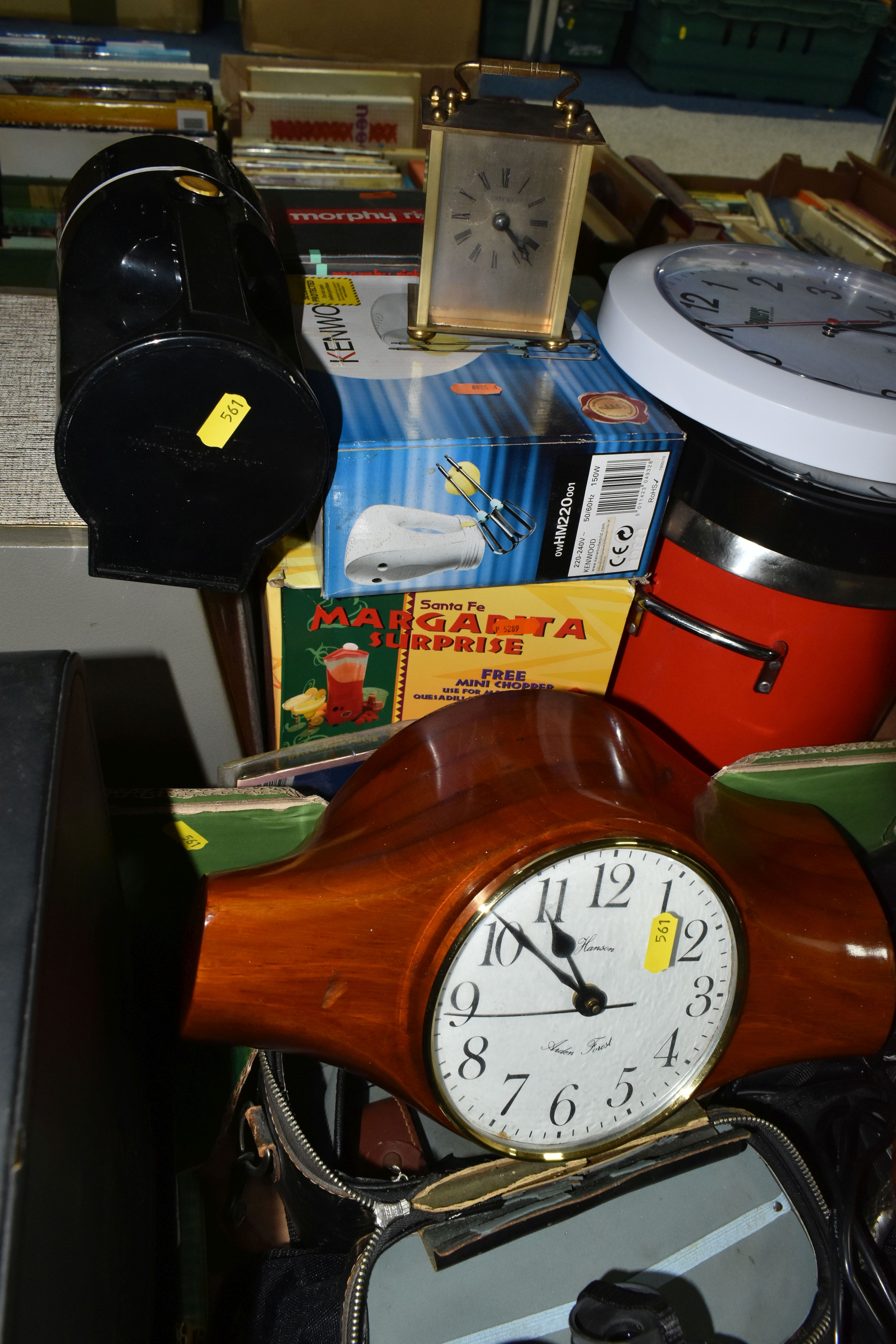 THREE BOXES AND LOOSE ELECTRICALS ITEMS AND SUNDRIES, to include an MT-PH02 radio/turntable, a boxed - Image 4 of 9