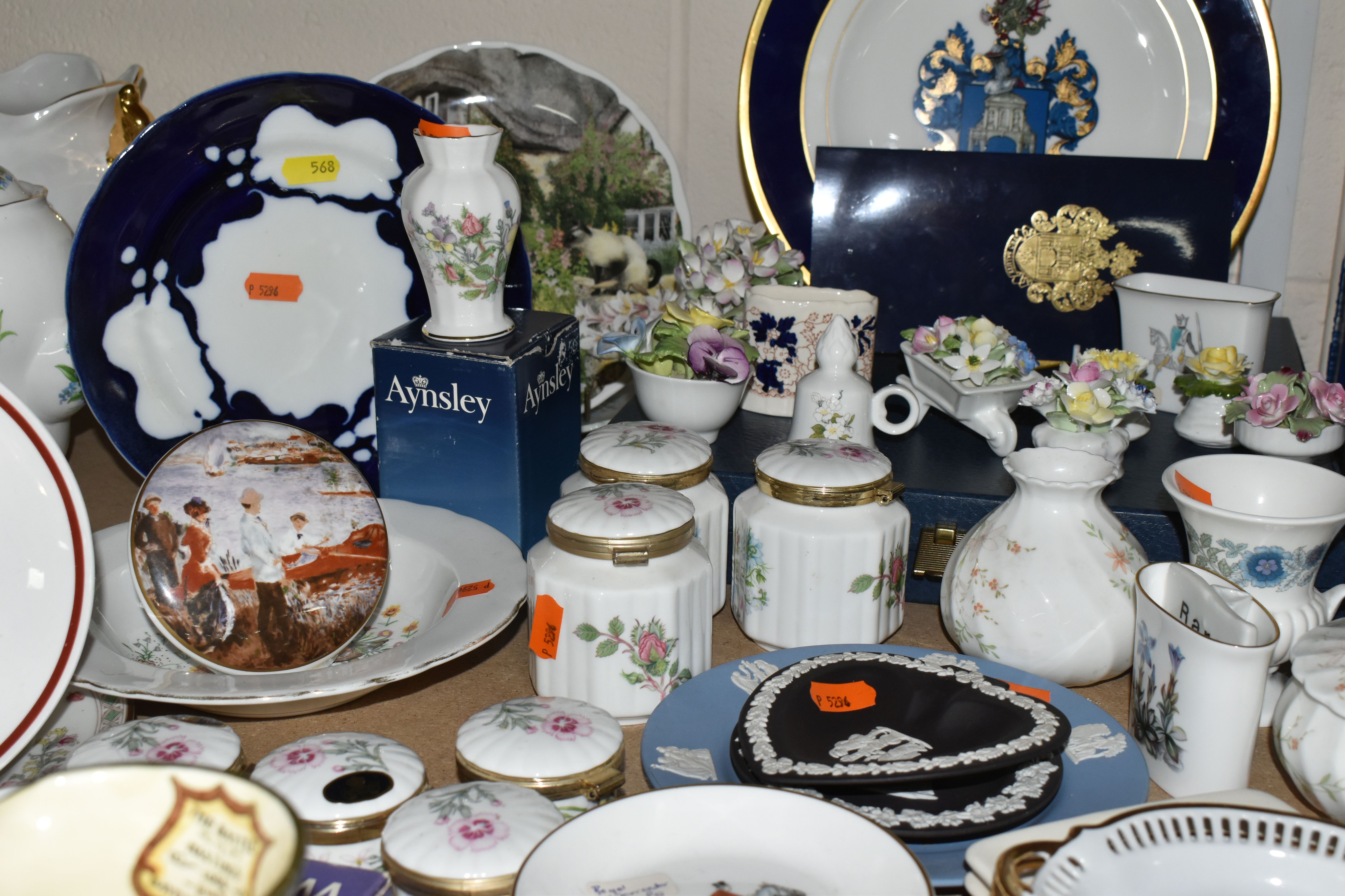 A COLLECTION OF ROYAL DOULTON, AYNSLEY AND WEDGWOOD GIFTWARE AND OTHER CERAMICS, including Royal - Bild 6 aus 9