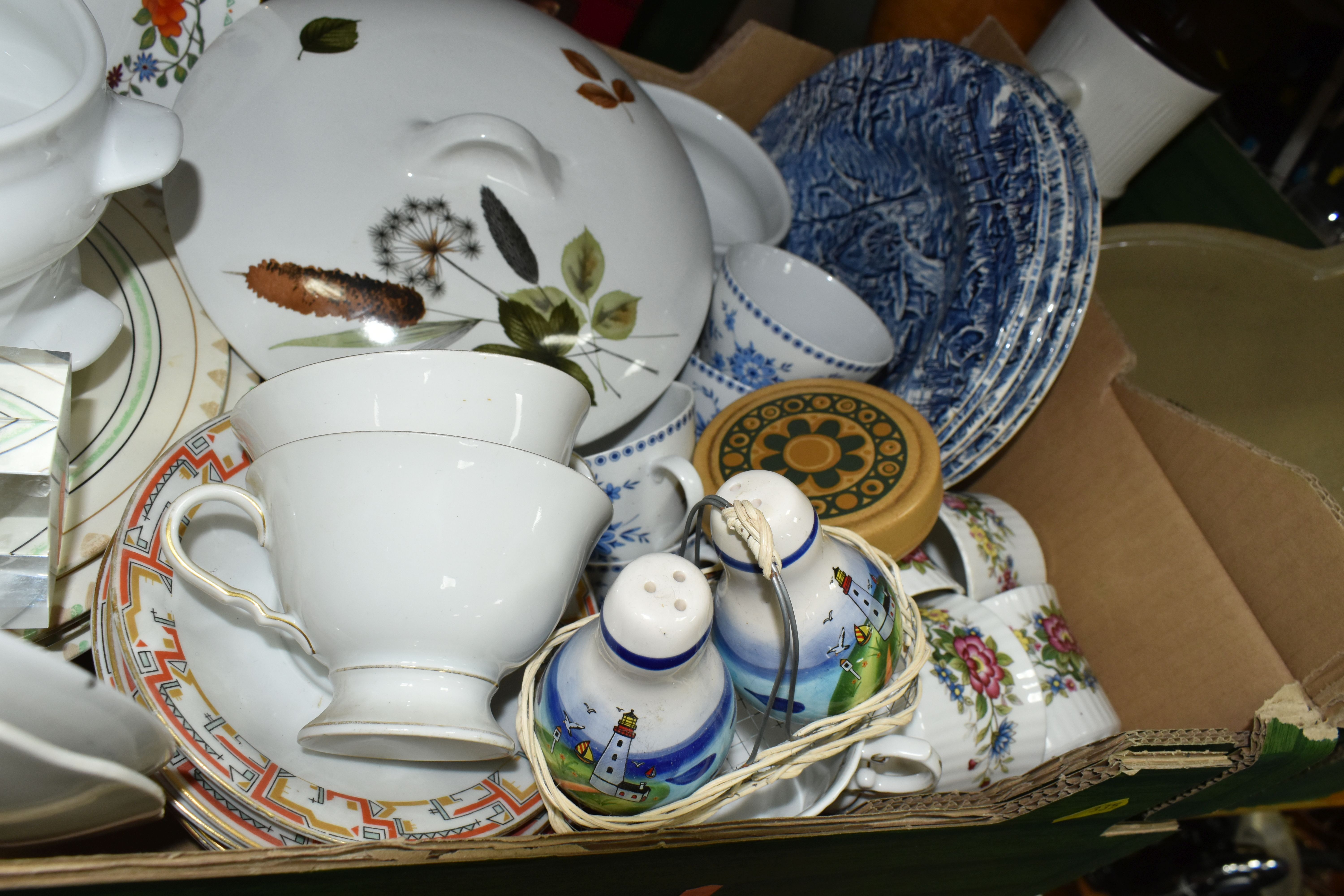 FOUR BOXES AND LOOSE CERAMICS AND GLASSWARE, to include a Mats Jonasson Signature Collection - Image 8 of 10