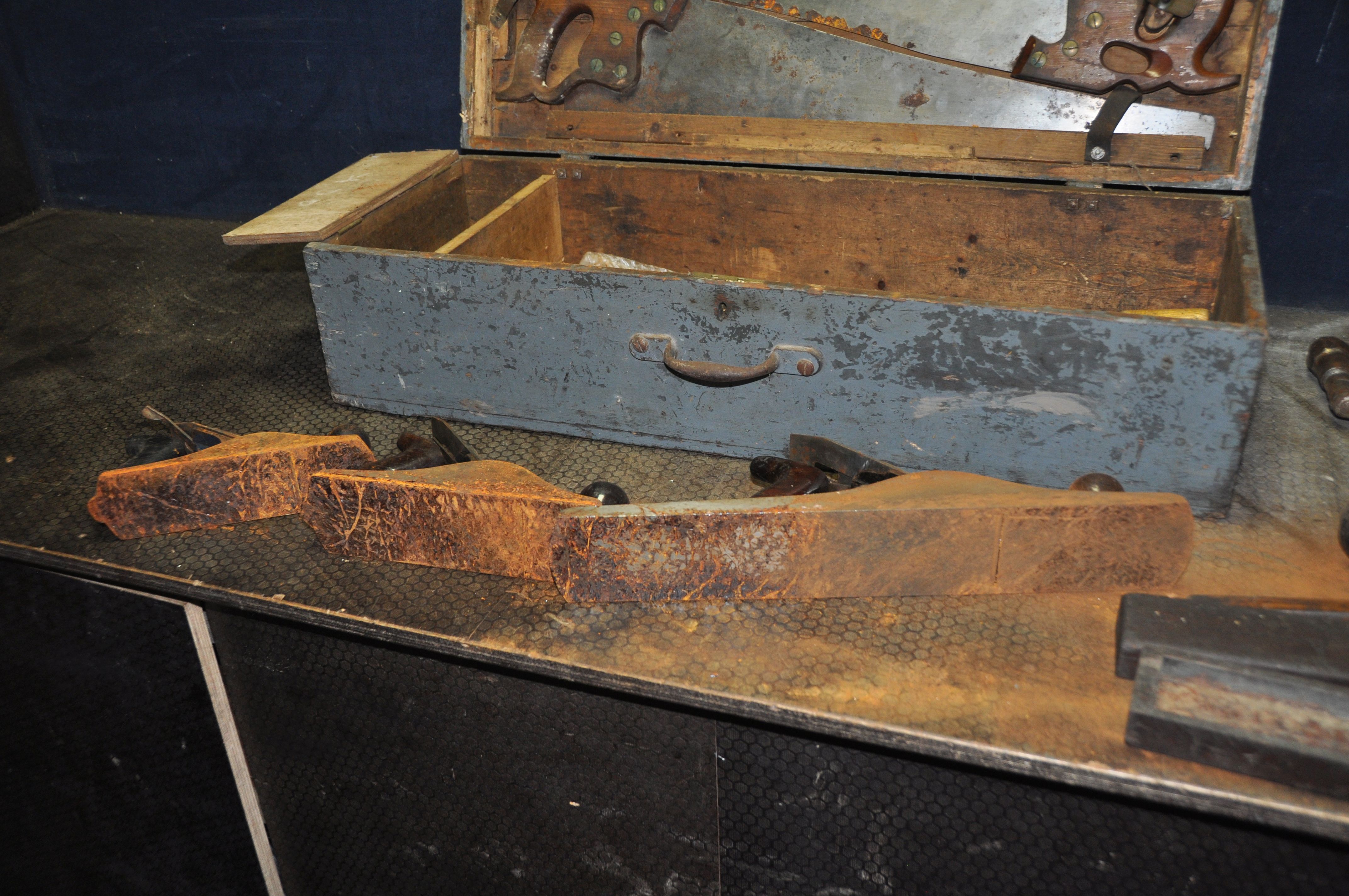 A VINTAGE CARPENTERS TOOLBOX CONTAINING TOOLS including a Stanley No6 and a No 4 1/2 planes, a - Image 4 of 8