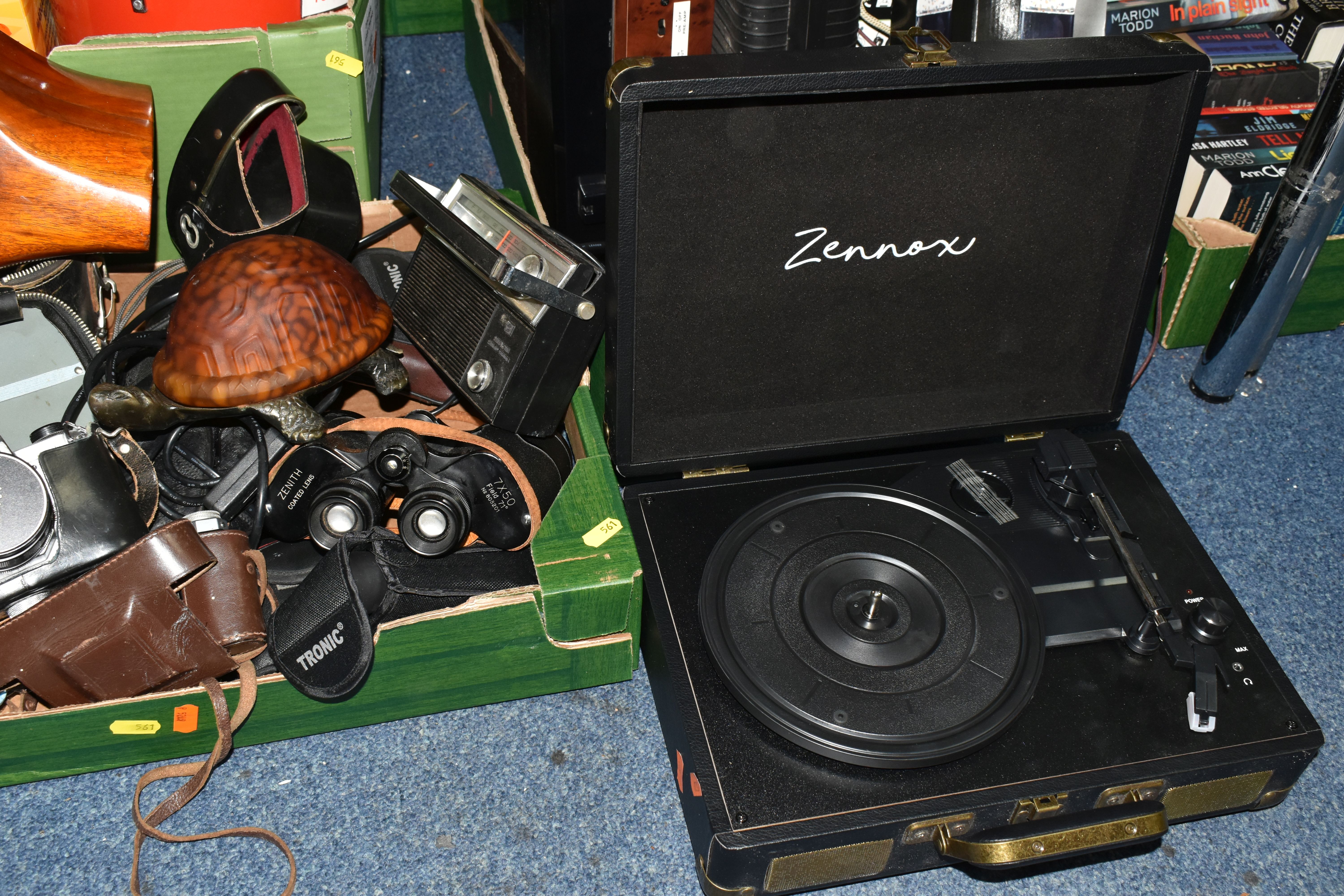 THREE BOXES AND LOOSE ELECTRICALS ITEMS AND SUNDRIES, to include an MT-PH02 radio/turntable, a boxed - Image 5 of 9