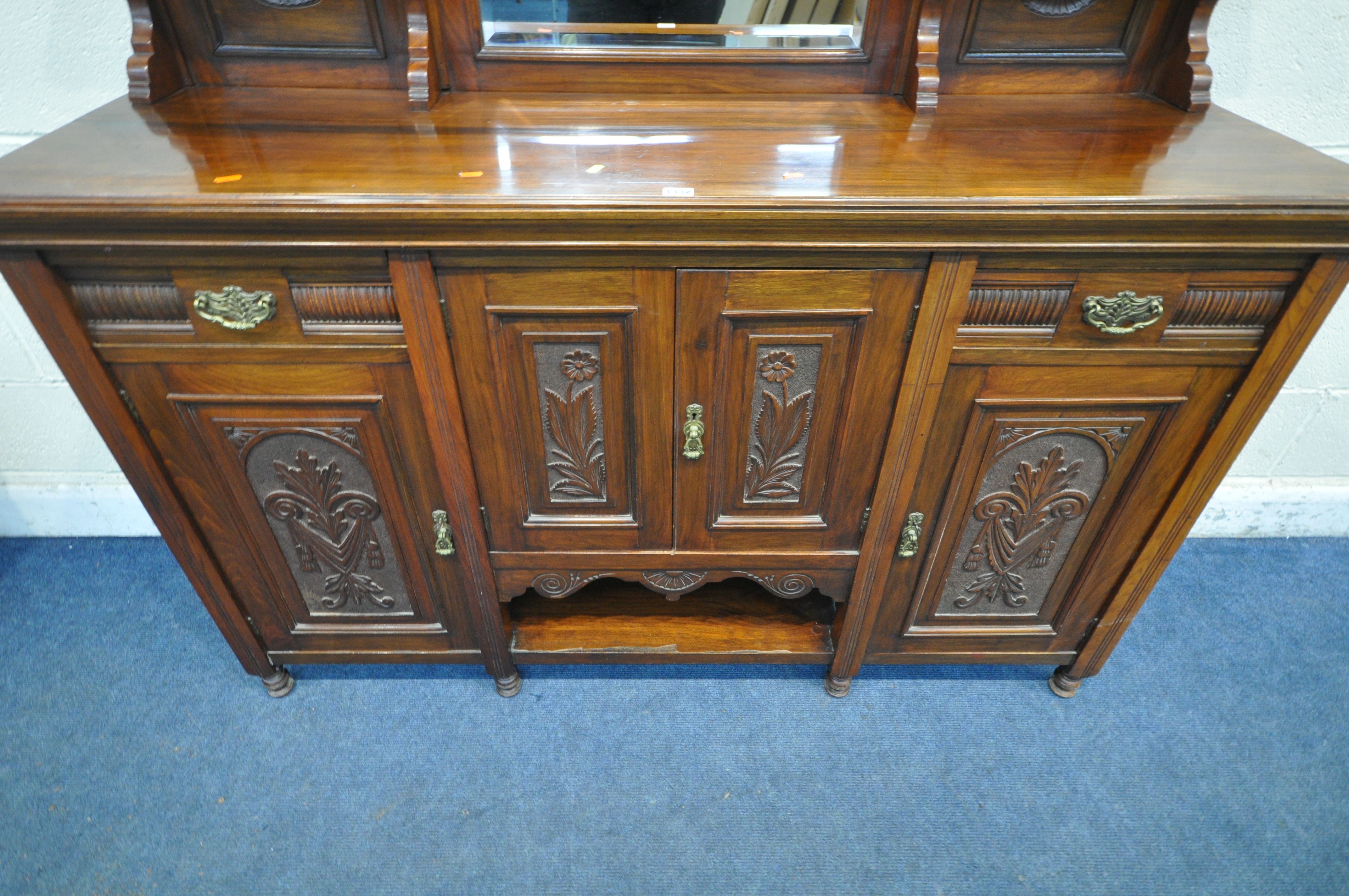 AN EDWARDIAN MAHOGANY MIRROR BACK SIDEBOARD, the top with three bevelled mirror plates, scrolled and - Image 5 of 6