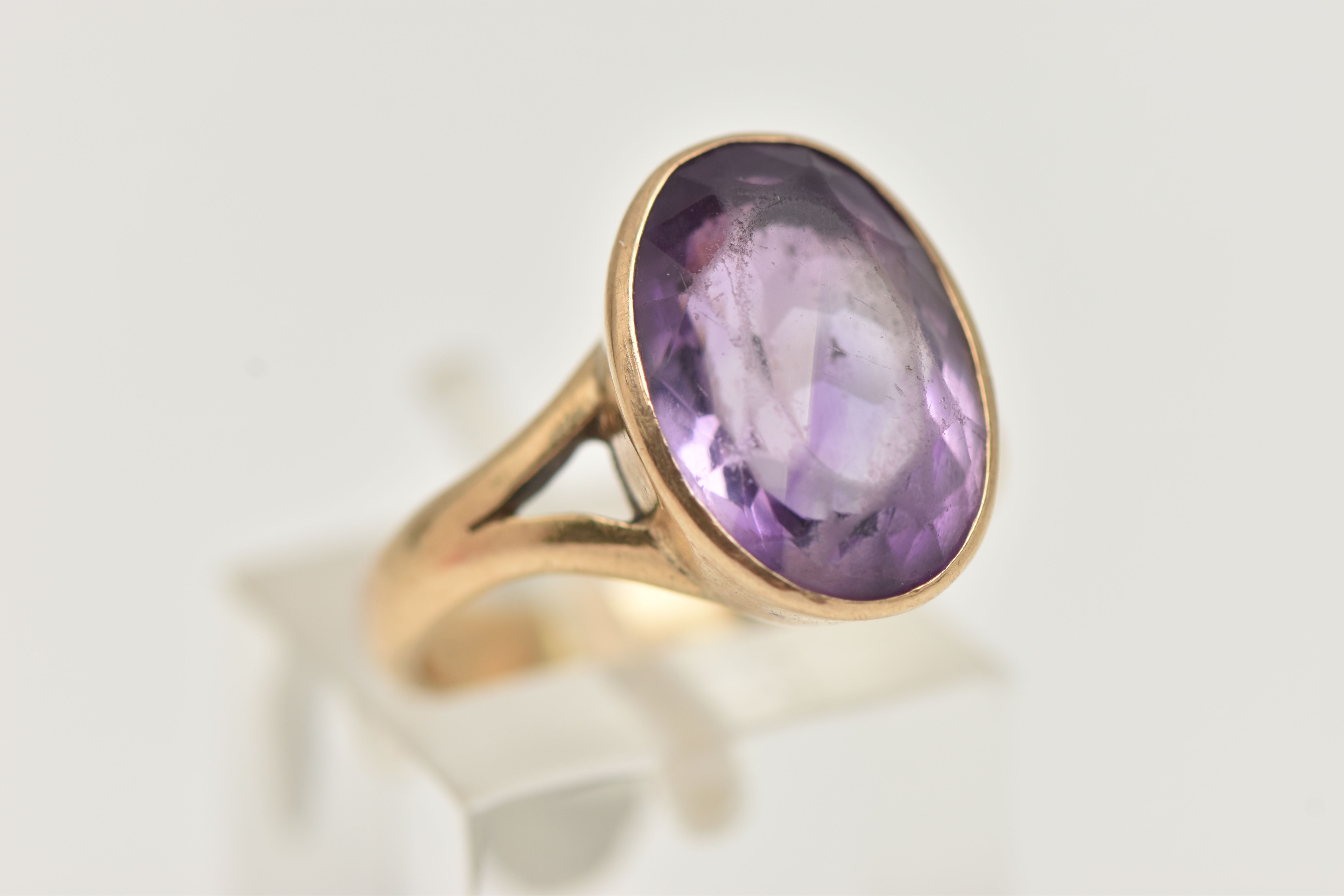 A YELLOW METAL AMETHYST RING, large oval cut amethyst, measuring approximately length 15.2mm x width - Image 4 of 4