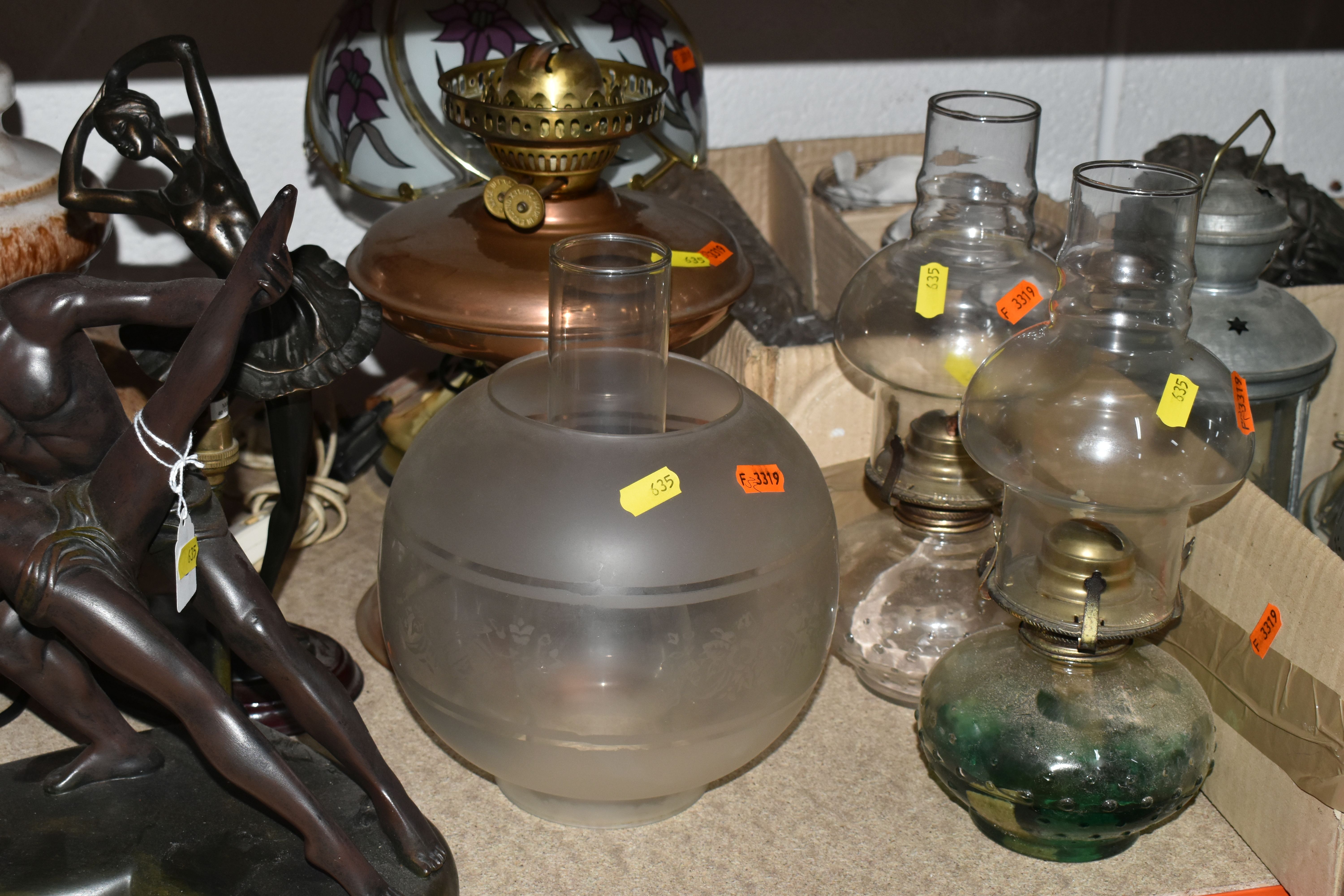 ONE BOX AND LOOSE LAMPS AND GLASS SHADES, to include a copper oil lamp, two glass reservoir oil - Image 4 of 12