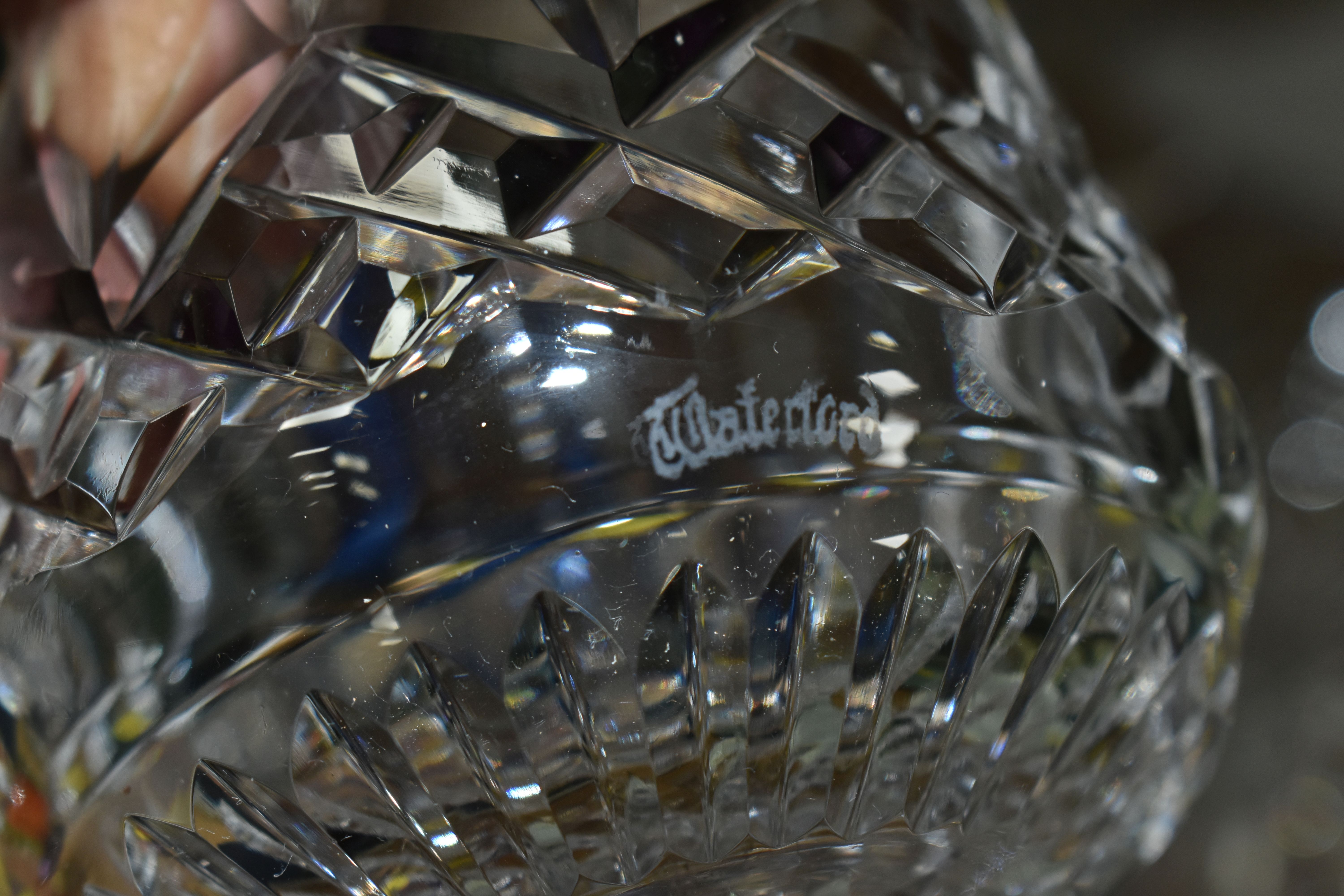 A QUANTITY OF DECORATIVE AND CUT GLASS ETC, to include four Waterford whiskey tumblers with labels - Image 9 of 11