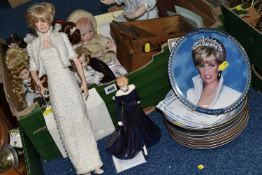 ONE BOX AND LOOSE COLLECTABLE PORCELAIN DOLLS AND COLLECTOR'S PLATES, to include a Franklin Mint