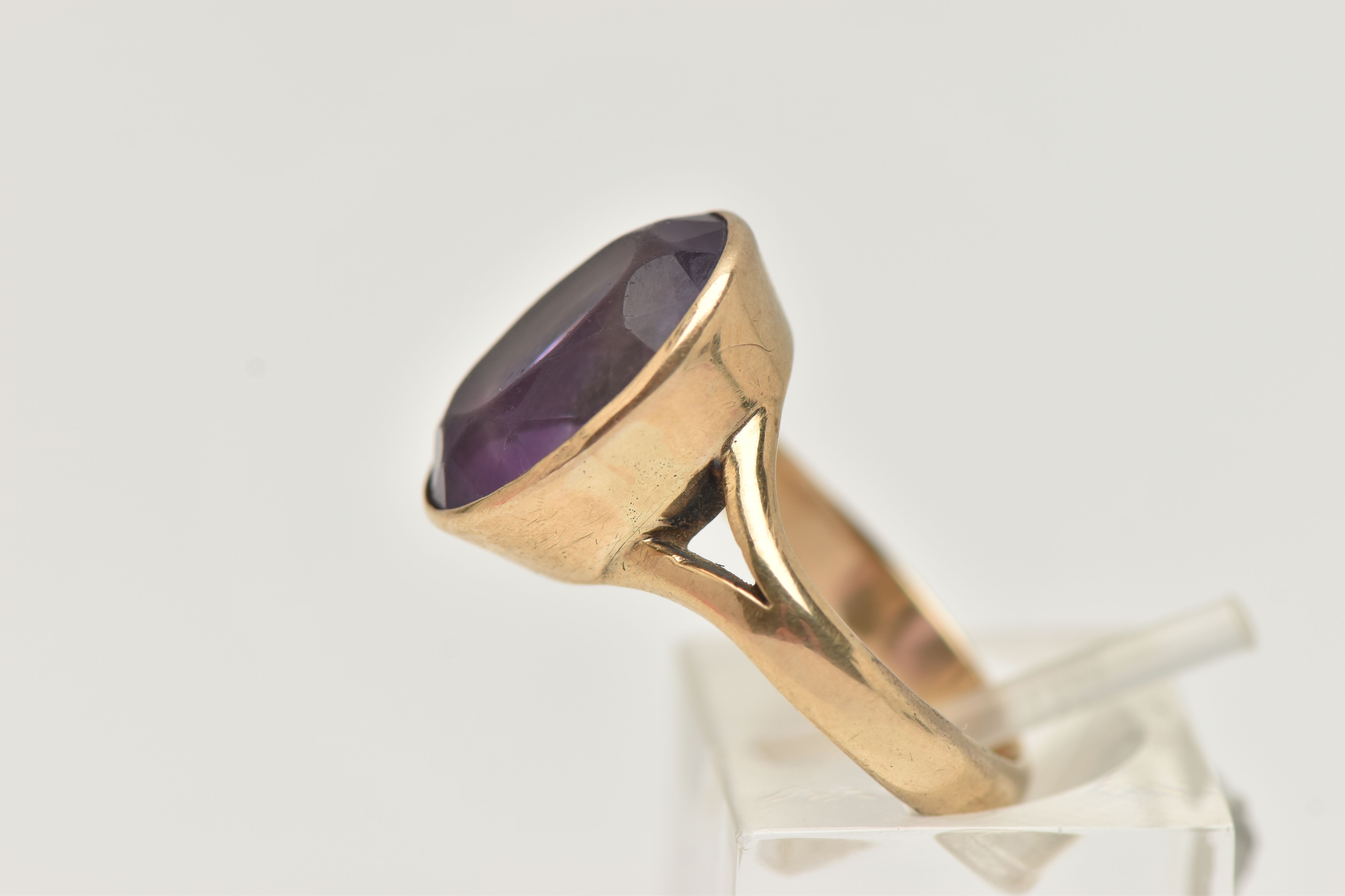 A YELLOW METAL AMETHYST RING, large oval cut amethyst, measuring approximately length 15.2mm x width - Image 2 of 4