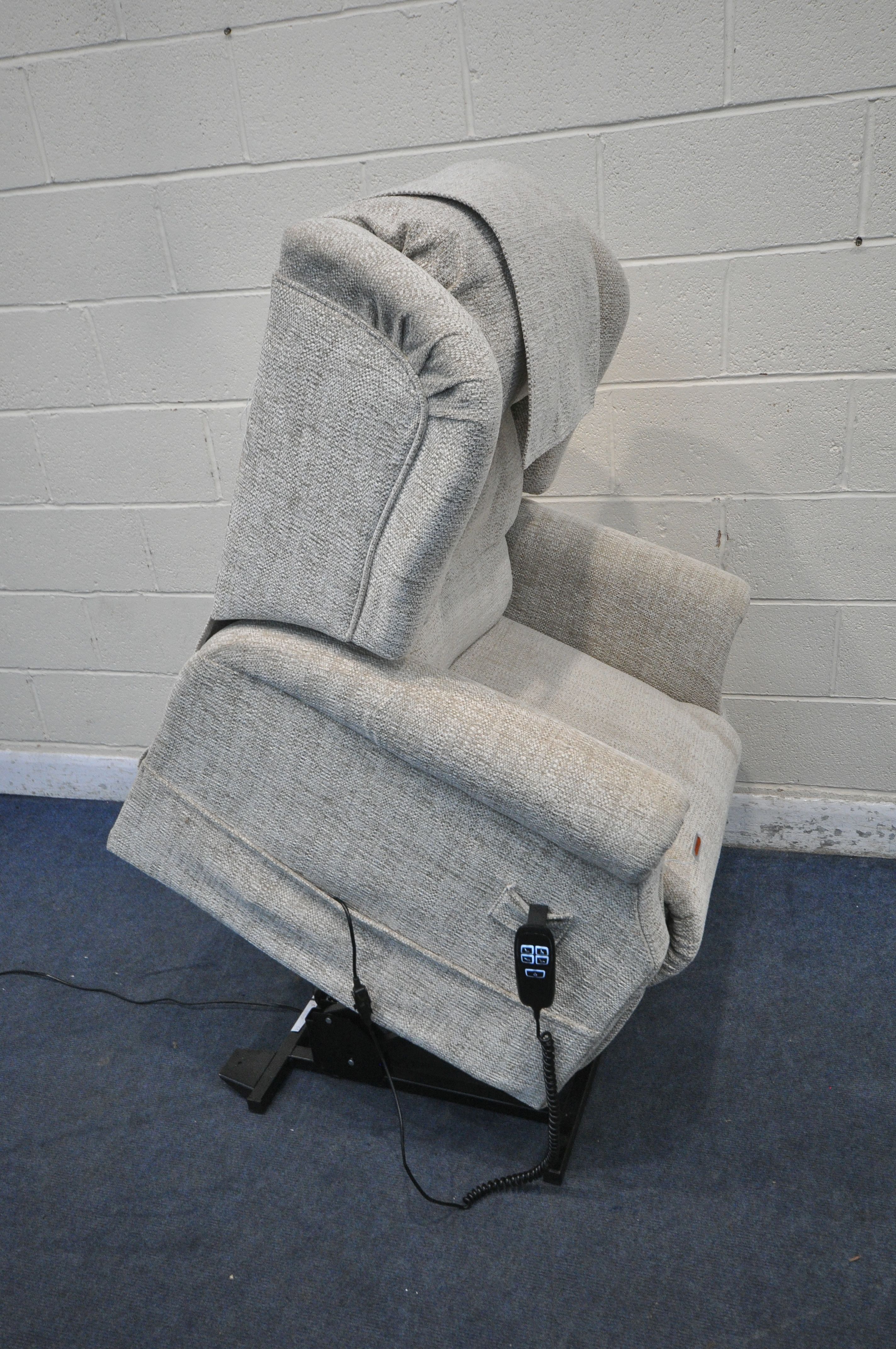 A COSI CHAIR BEIGE UPHOLSTERED ELECTRIC RISE AND RECLINE ARMCHAIR, width 80cm x depth 88cm x - Image 3 of 3