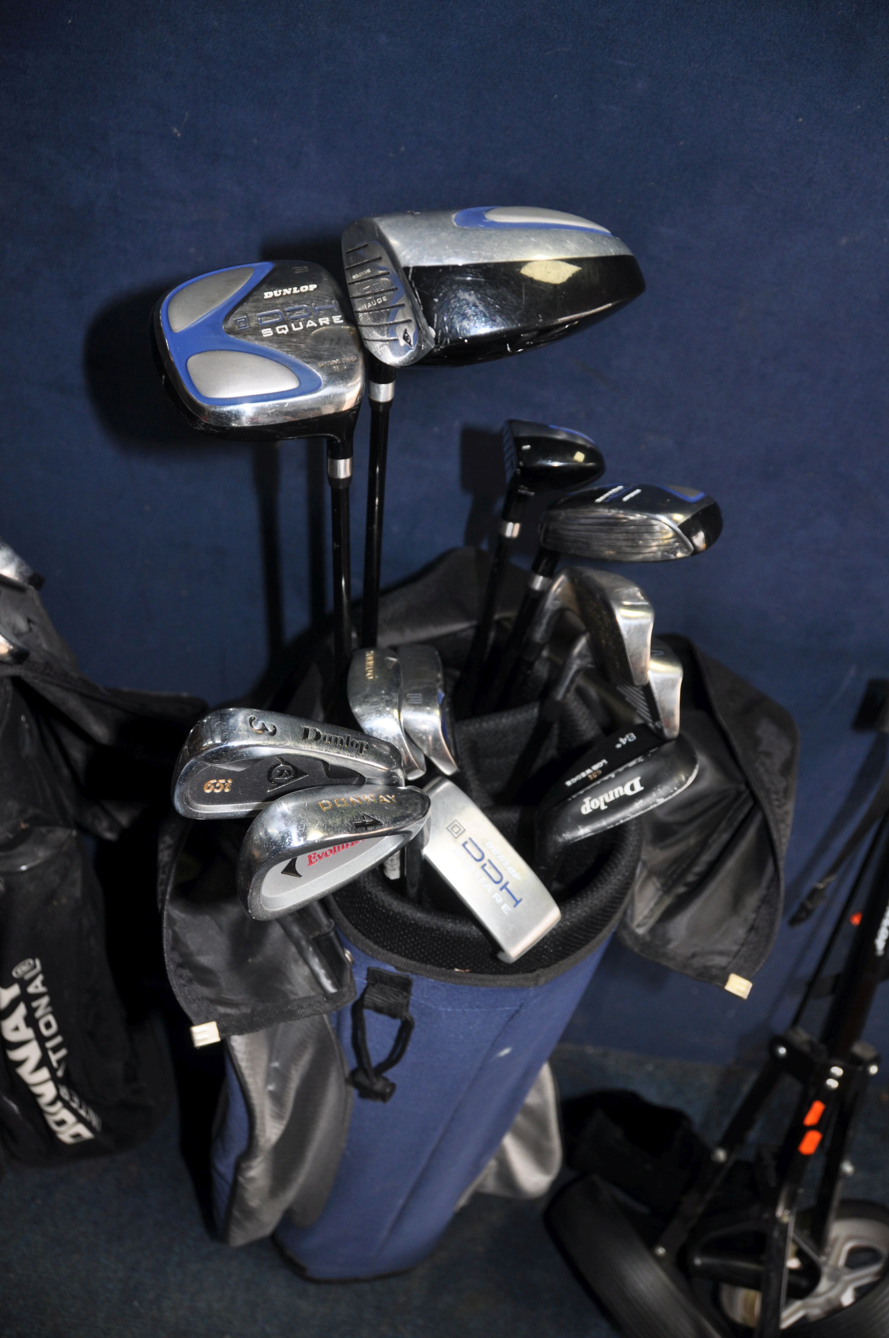 TWO GOLF BAGS CONTAINING DUNLOP AND DONNAY CLUBS including thirteen irons, seven drivers and two - Bild 3 aus 4
