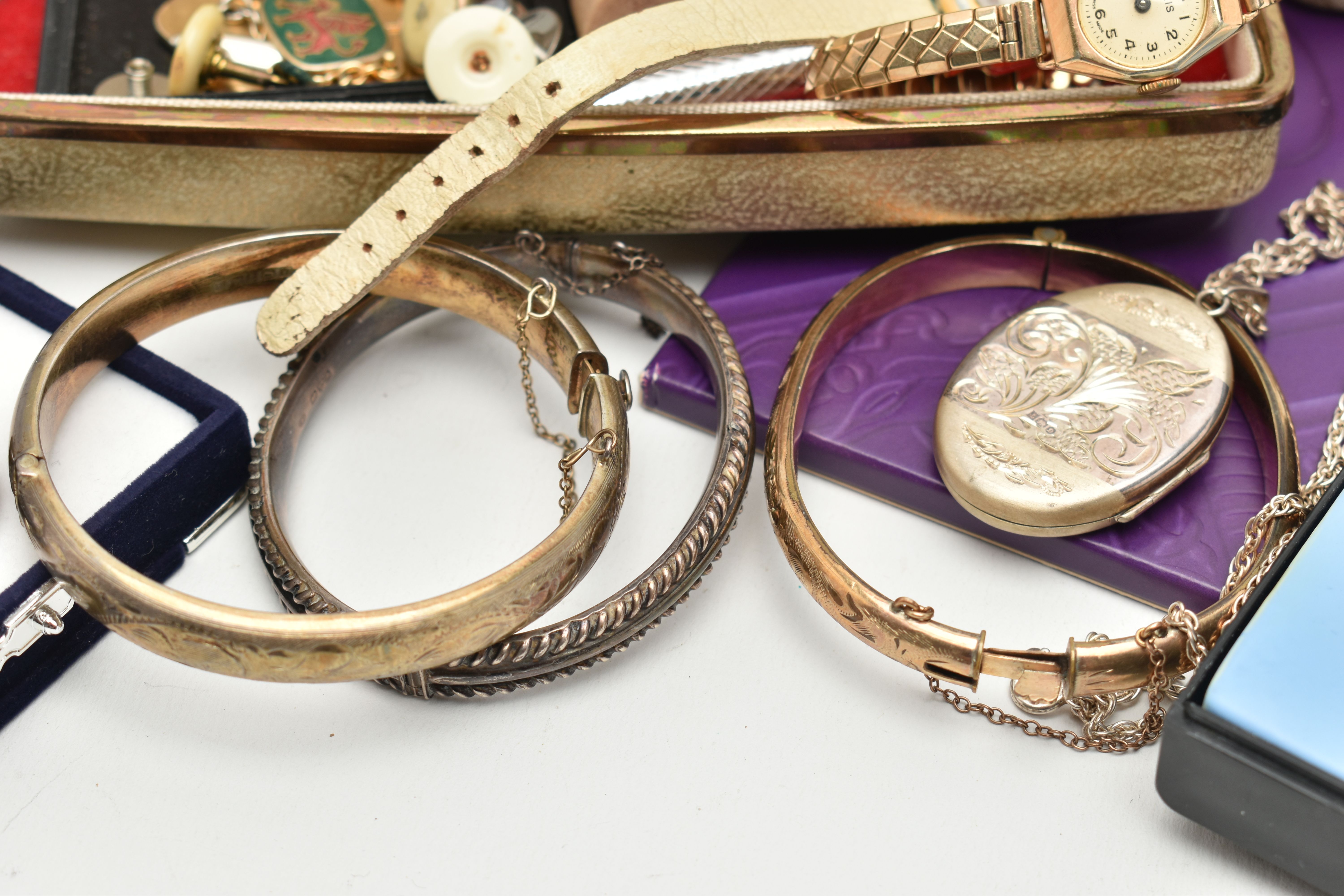 AN ASSORTMENT OF JEWELLERY AND OTHER ITEMS, to include a silver hinged bangle with gadrooned detail, - Image 2 of 6