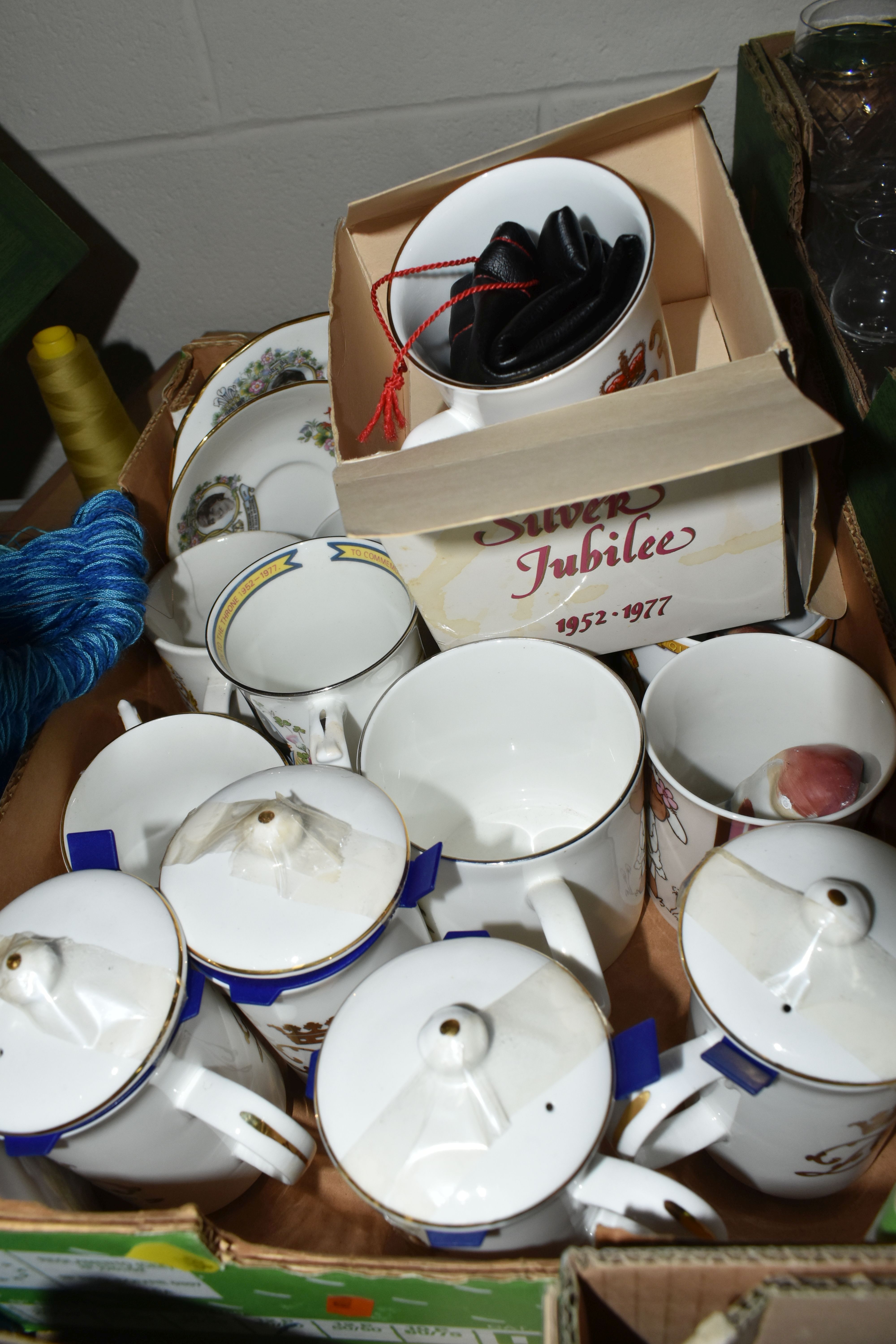 ONE BOX AND LOOSE WEAVING AND WOOL SPINNING EQUIPMENT, comprising a Louét Junior roving Carder - Image 3 of 7