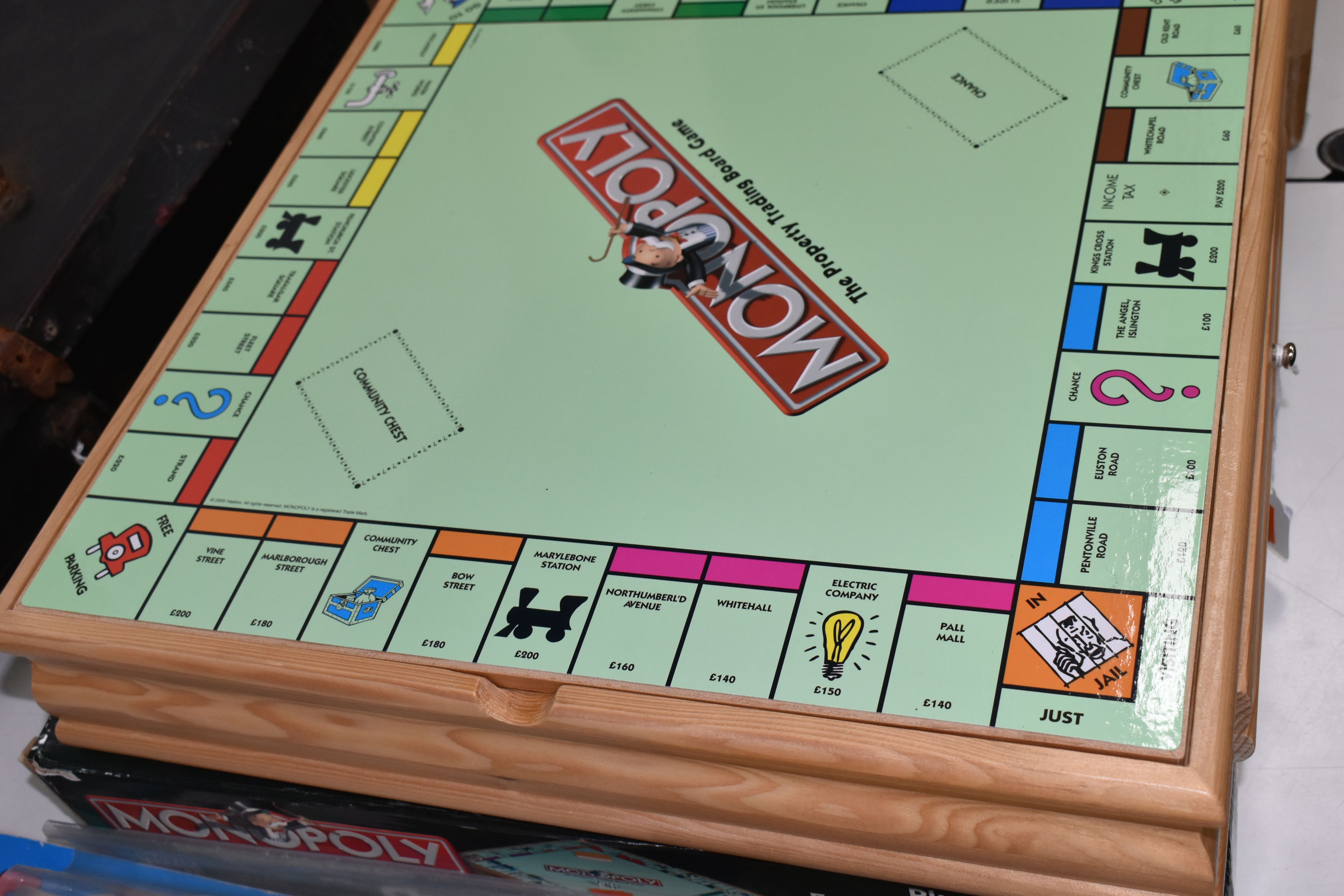 A BOXED PARKER WOODEN DOUBLE SIDED MONOPOLY AND CLUEDO BOARD WITH FIVE OTHER CLASSIC GAMES, ( - Image 4 of 4