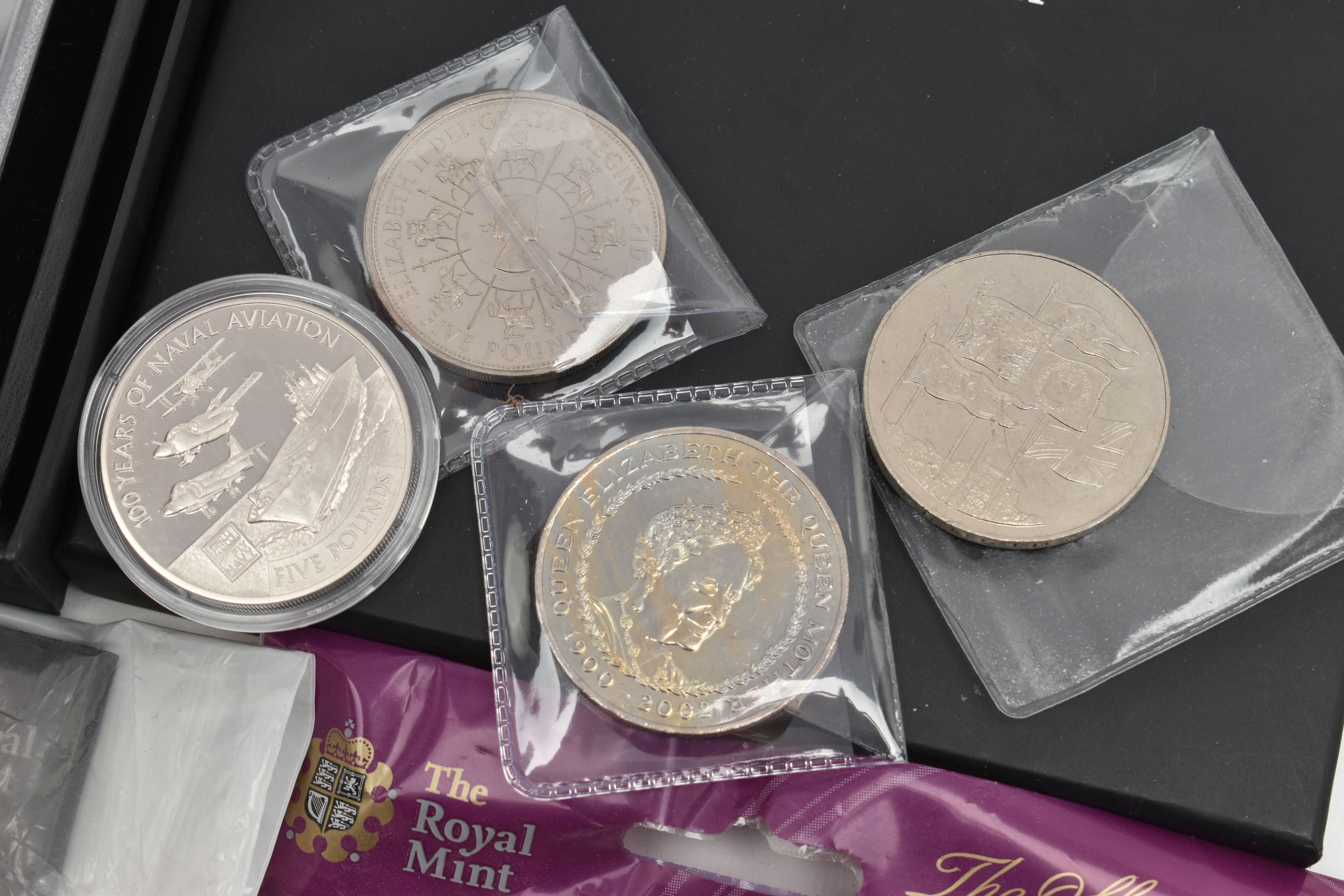 A ROYAL MINT 2009 YEAR COIN SET, to include 'THE KEW GARDENS 50P COIN', together with royalty £5 - Image 4 of 6