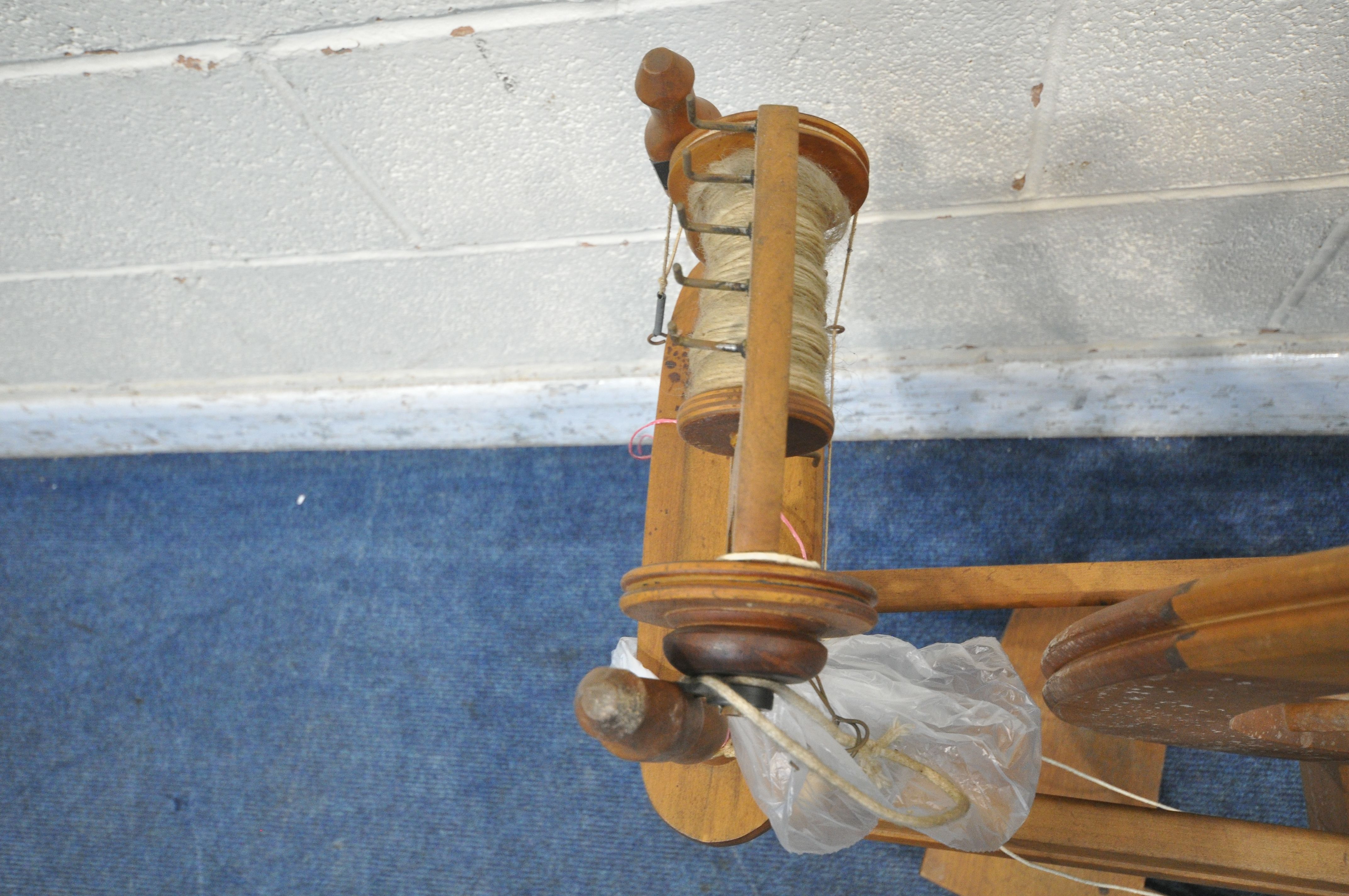 A 20TH CENTURY OAK SPINNING WHEEL (condition report: general signs of wear and usage) - Image 4 of 4