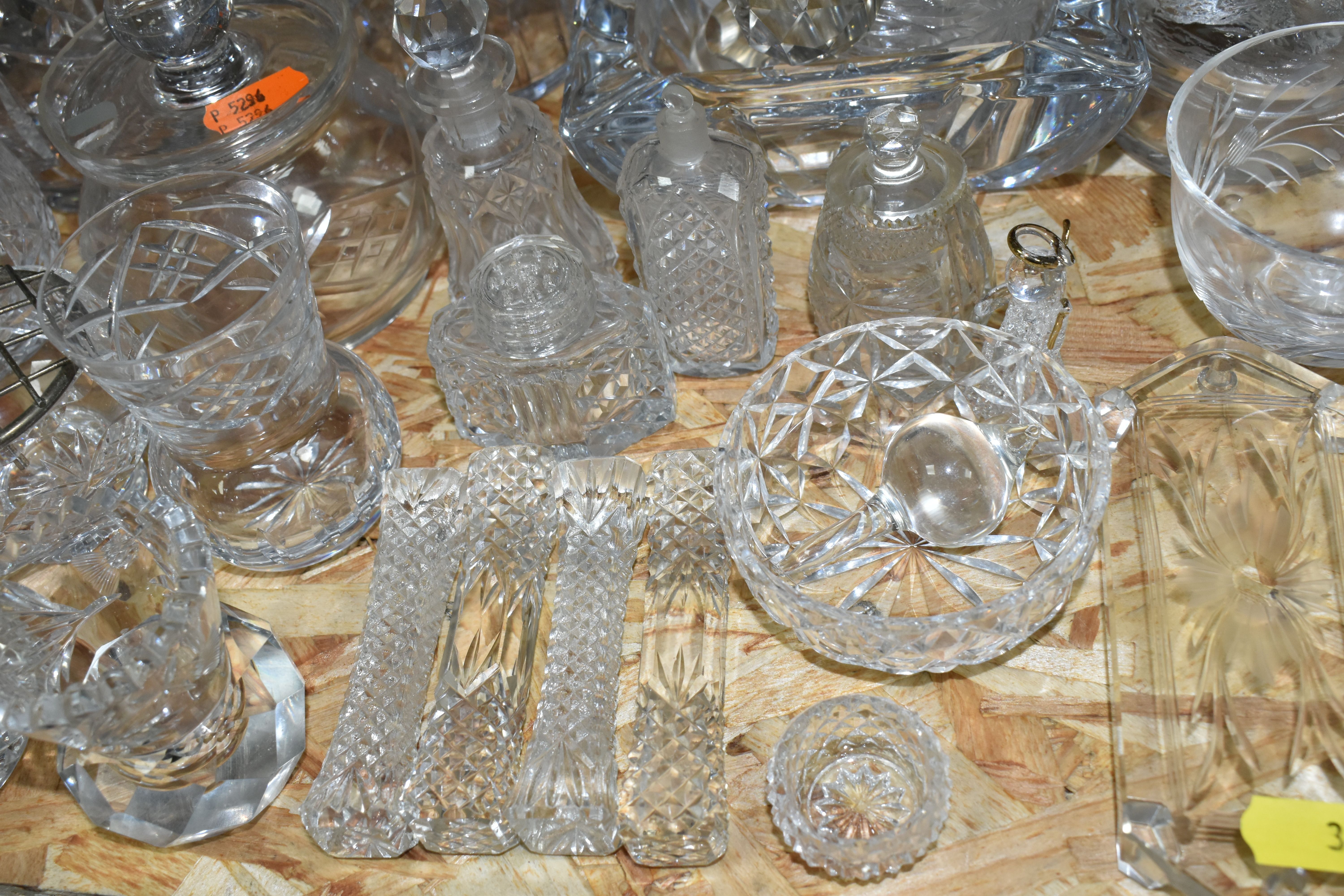 A GROUP OF CUT CRYSTAL AND GLASSWARE, a Royal Brierly 'Fuchsia' pattern bud vase, a collection of - Image 9 of 10