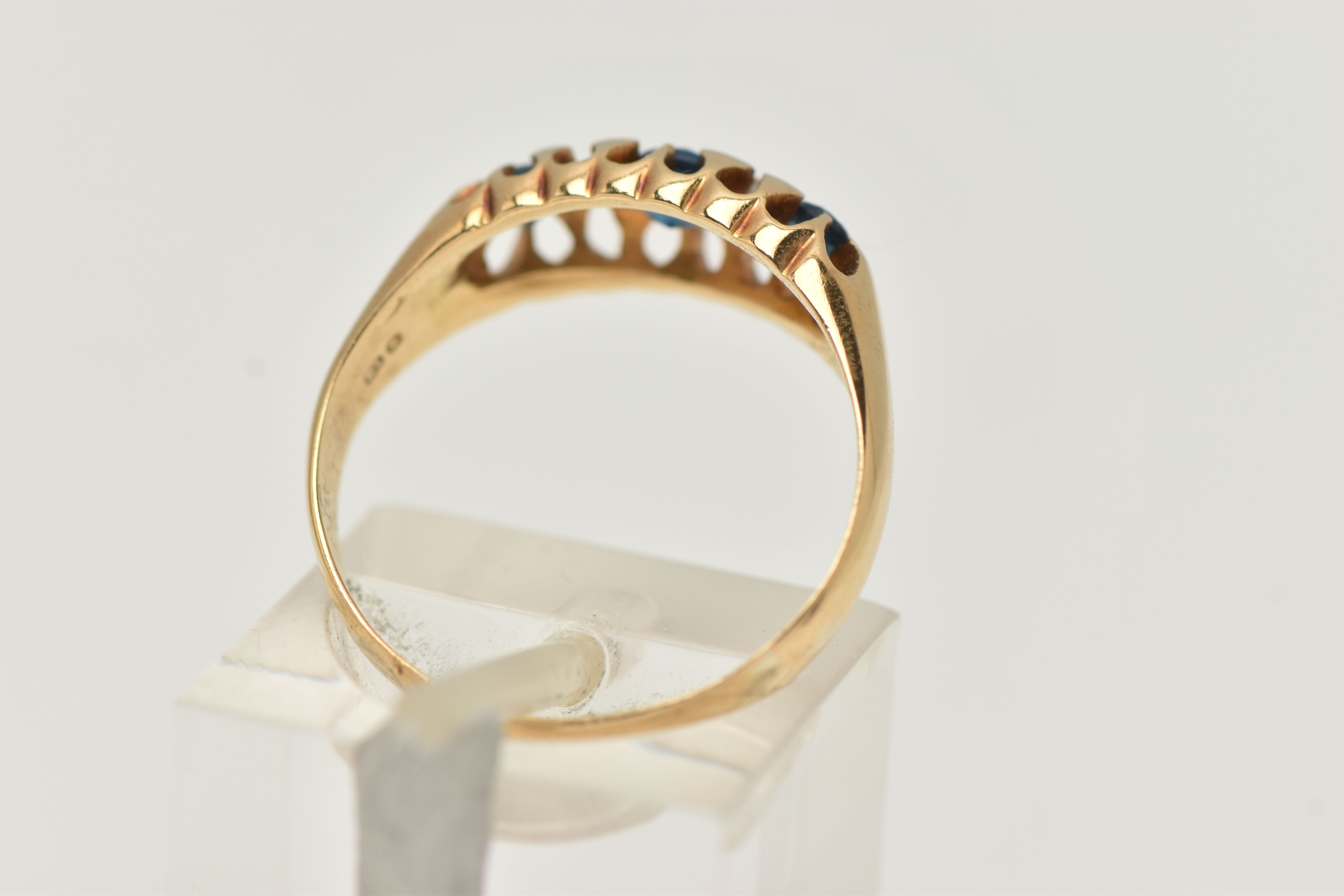 AN EARLY 20TH CENTURY, 18CT GOLD FIVE STONE RING, set with three circular cut blue paste, - Image 3 of 4