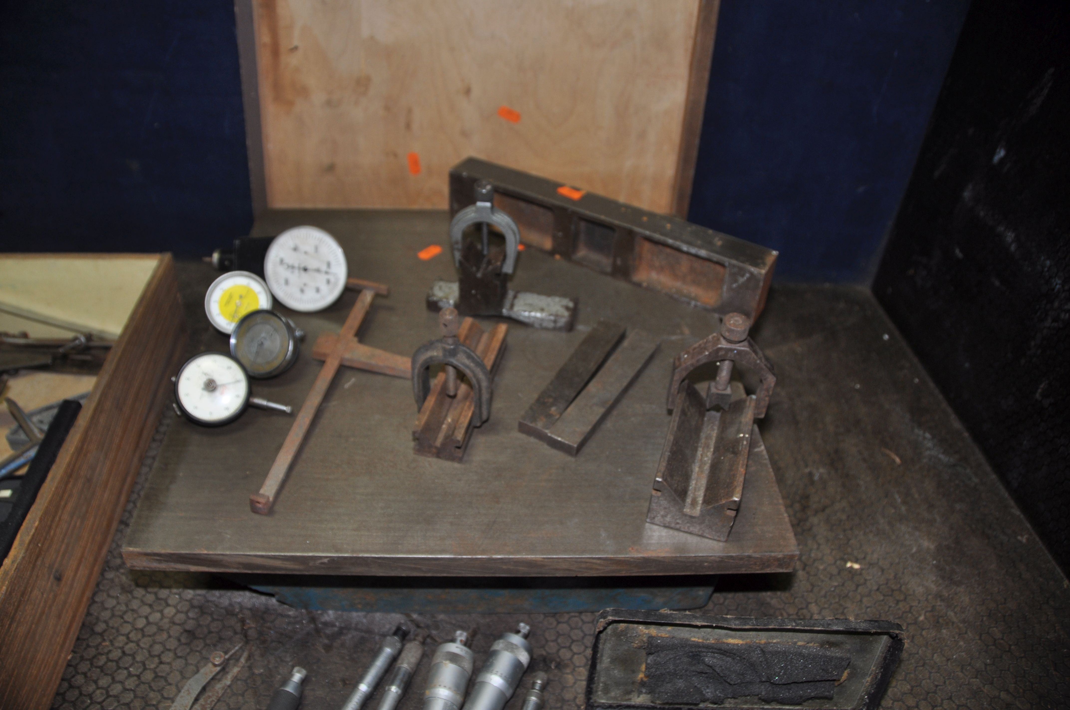 A SELECTION OF ENGINEER MARKING AND MEASURING EQUIPMENT including a 18in square marking table with - Bild 4 aus 6