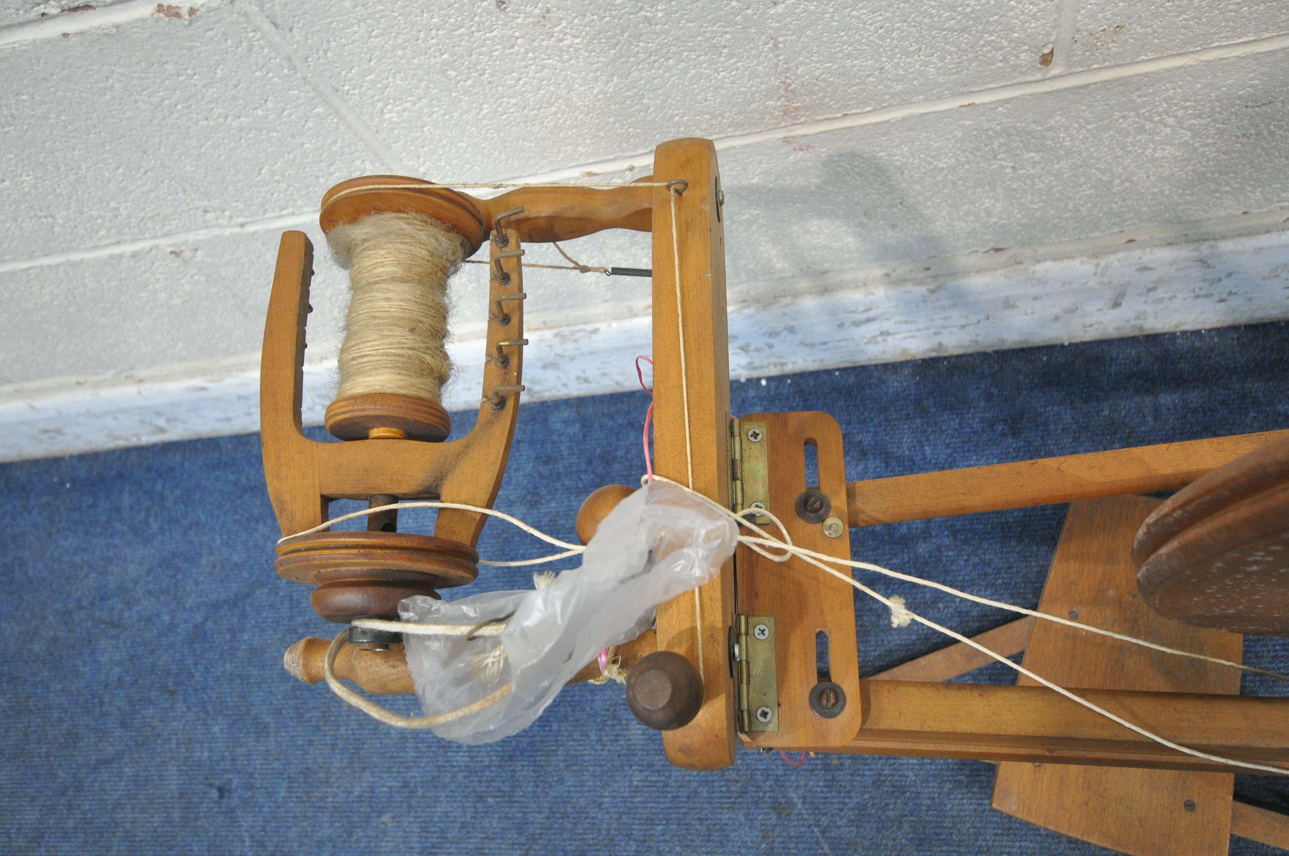 A 20TH CENTURY OAK SPINNING WHEEL (condition report: general signs of wear and usage) - Image 3 of 4