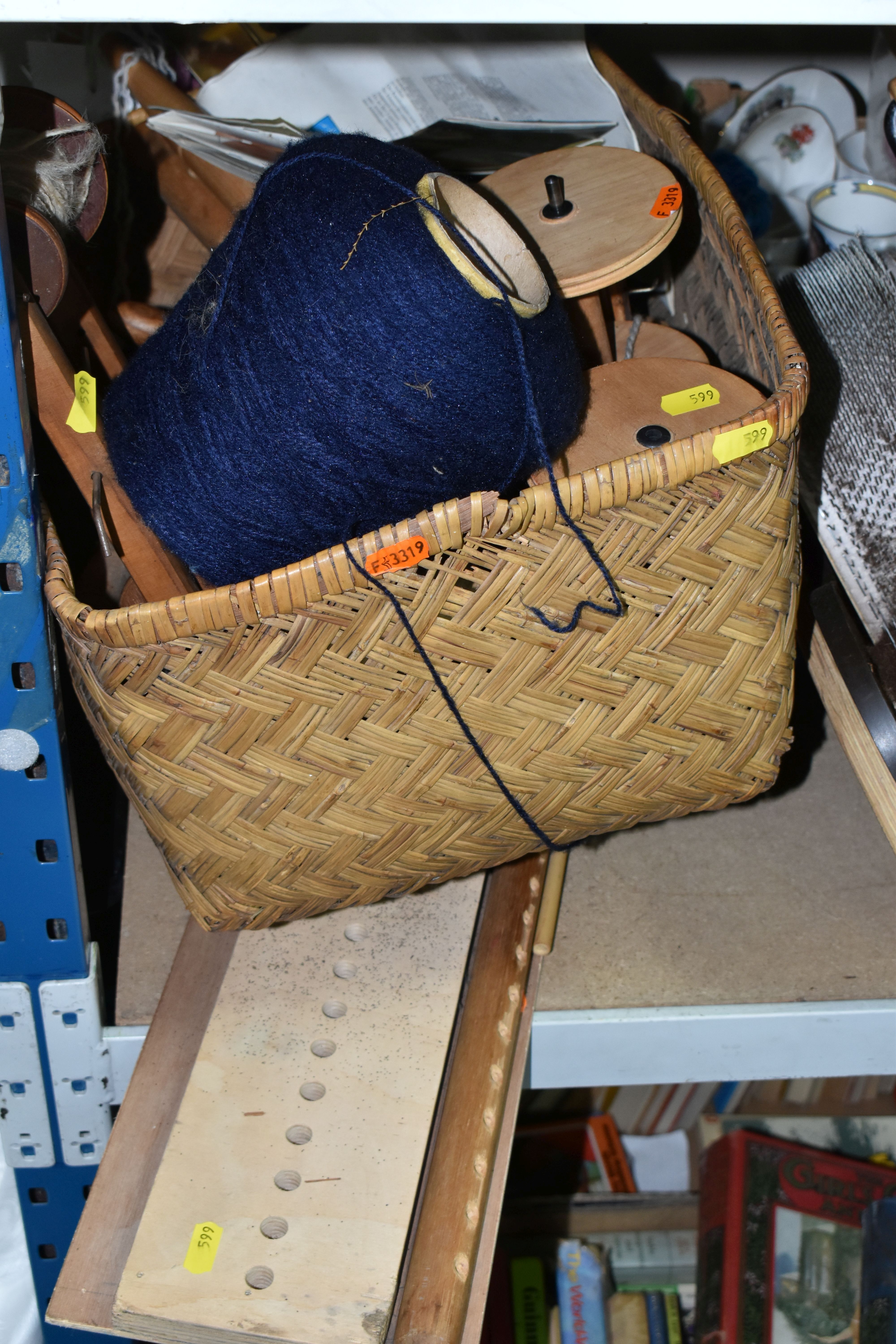 ONE BOX AND LOOSE WEAVING AND WOOL SPINNING EQUIPMENT, comprising a Louét Junior roving Carder - Image 4 of 7