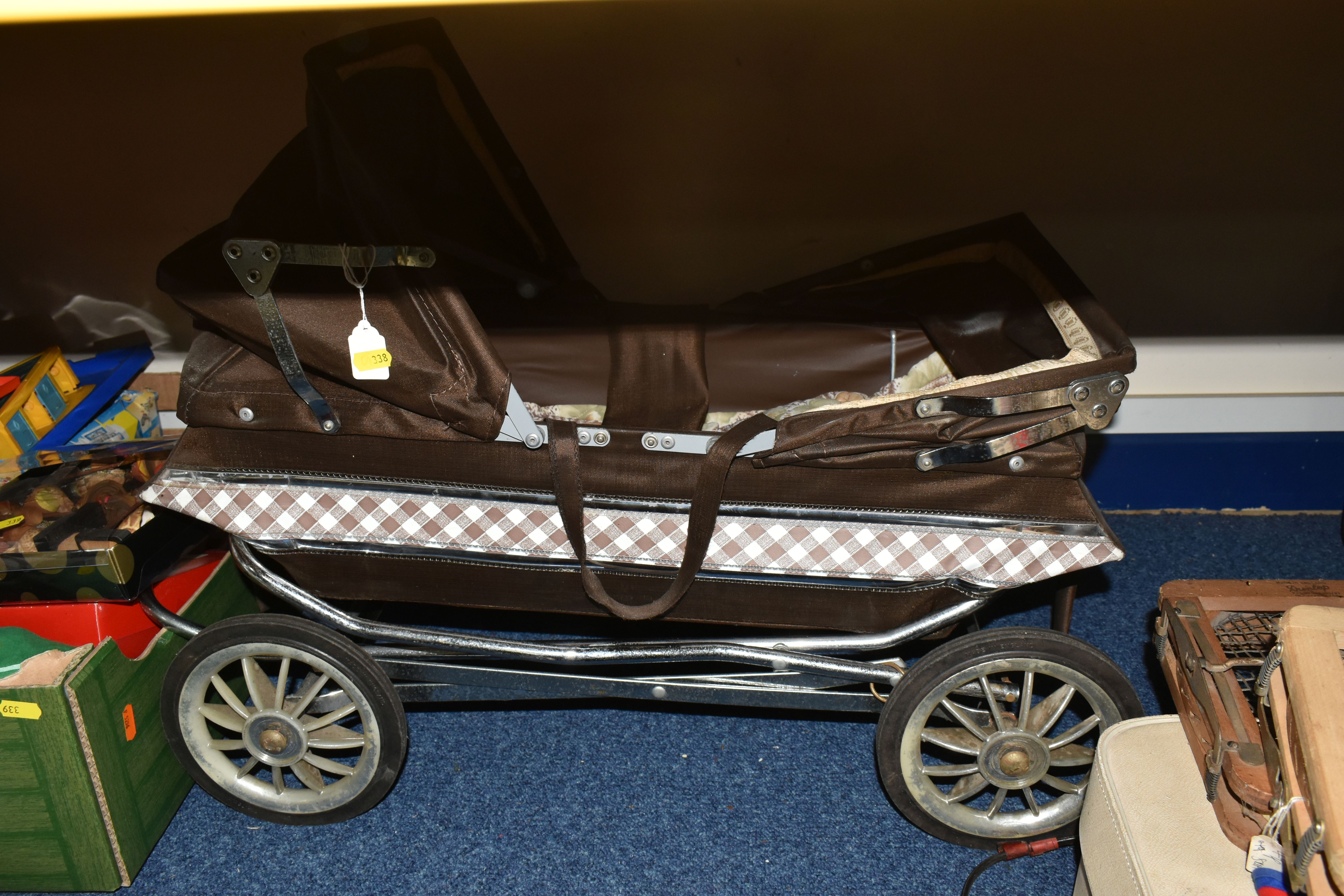 TWO BOXES AND LOOSE TABLE LINEN,TEXTILES AND SUNDRIES, to include a doll's mid-century twin pram, - Image 6 of 7