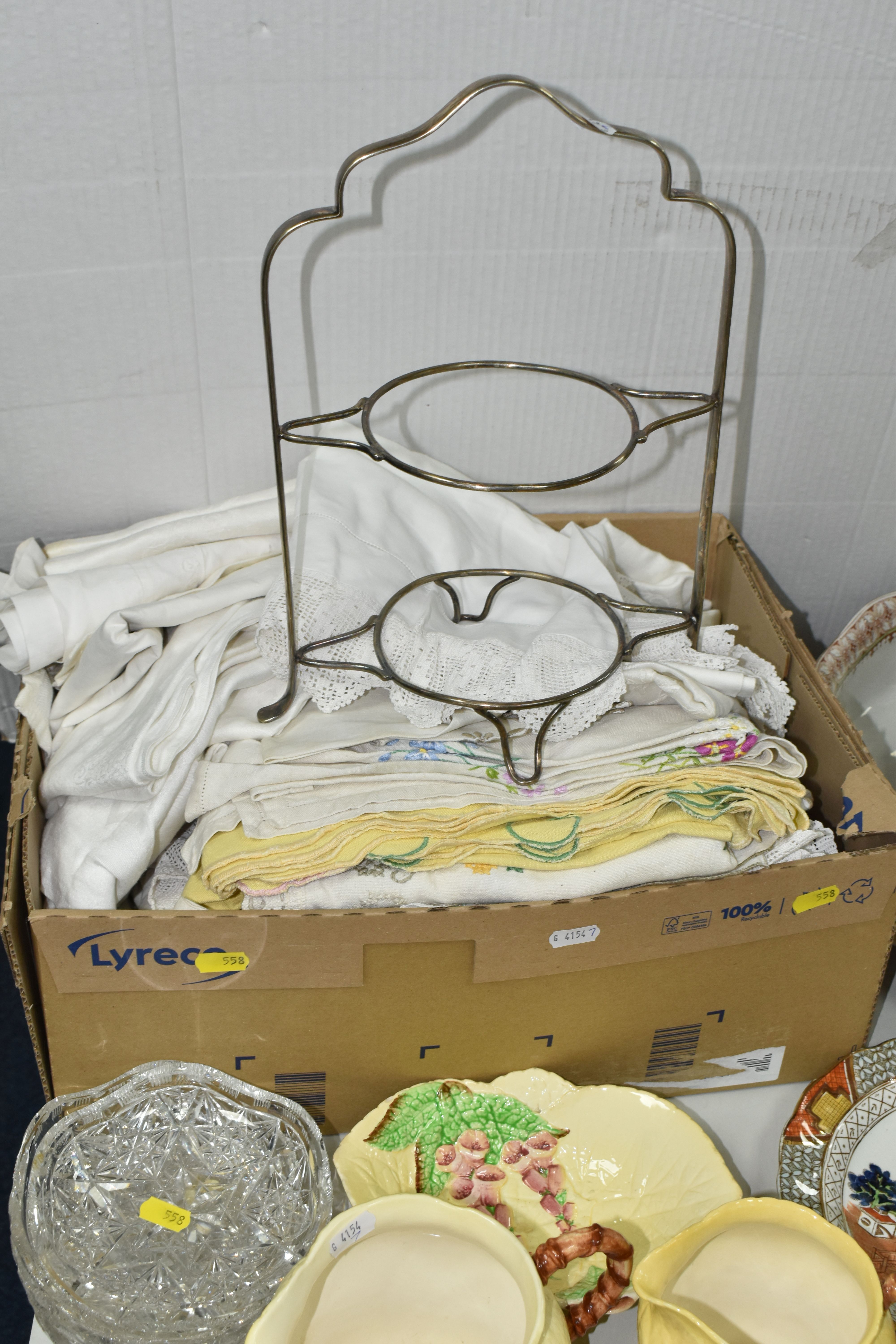 ONE BOX AND LOOSE CERAMICS AND TABLE LINEN, to include a Corona ware 'Peonie' pattern wash bowl - Image 6 of 11