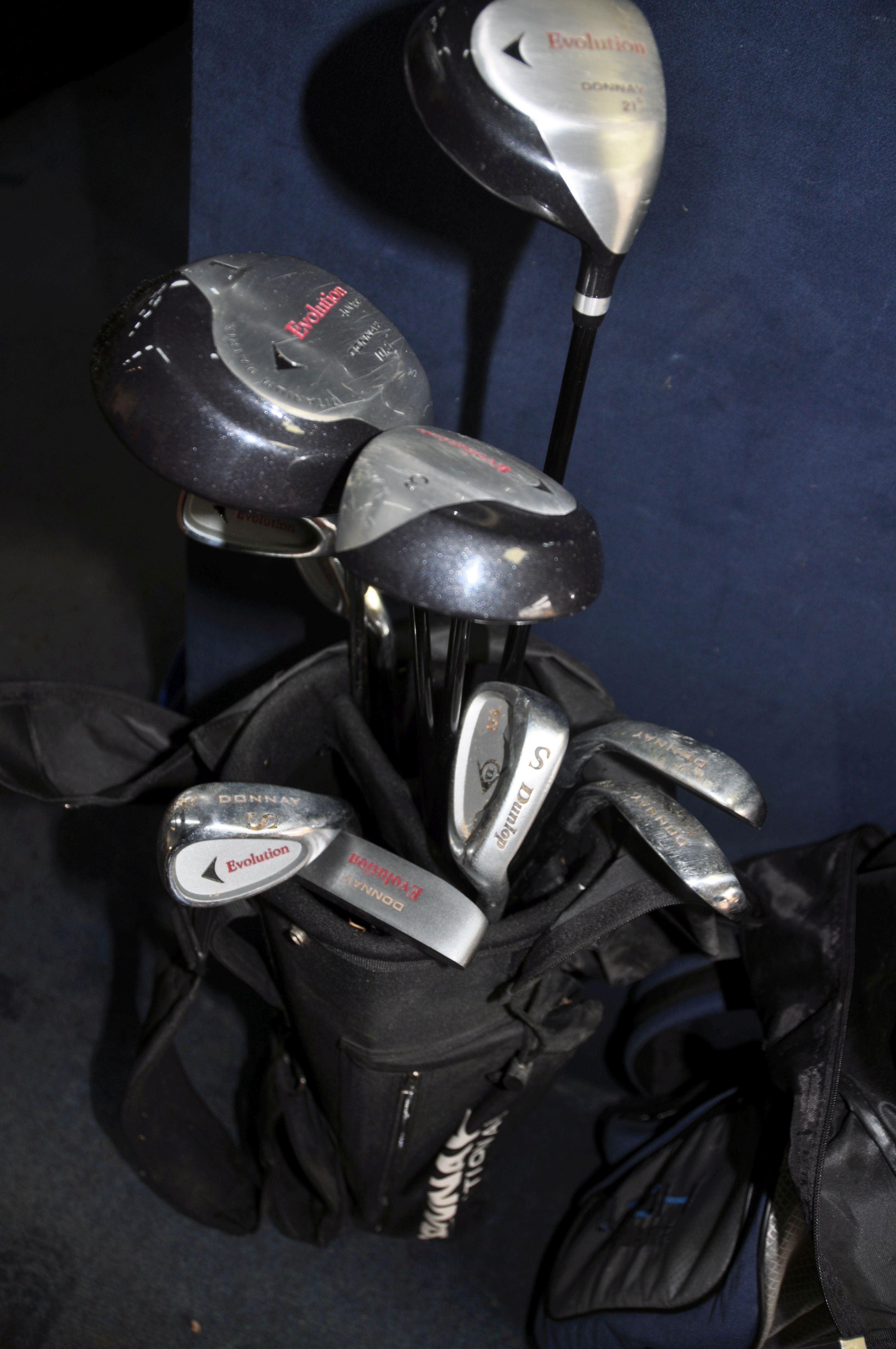 TWO GOLF BAGS CONTAINING DUNLOP AND DONNAY CLUBS including thirteen irons, seven drivers and two - Bild 2 aus 4