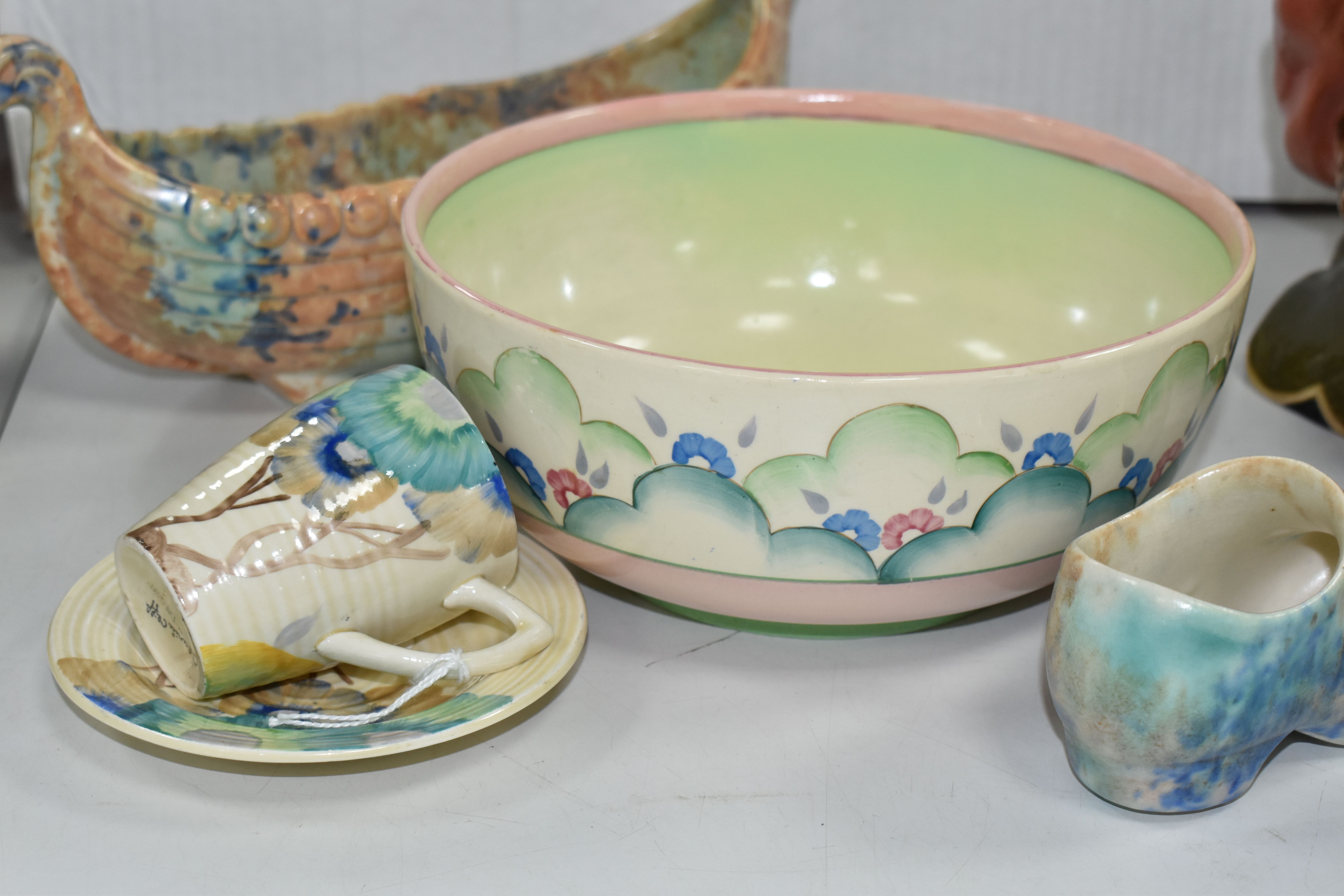 A GROUP OF CLARICE CLIFF AND SHORTER & SONS POTTERY, comprising a 'Clouds' design bowl, pink and - Bild 6 aus 9