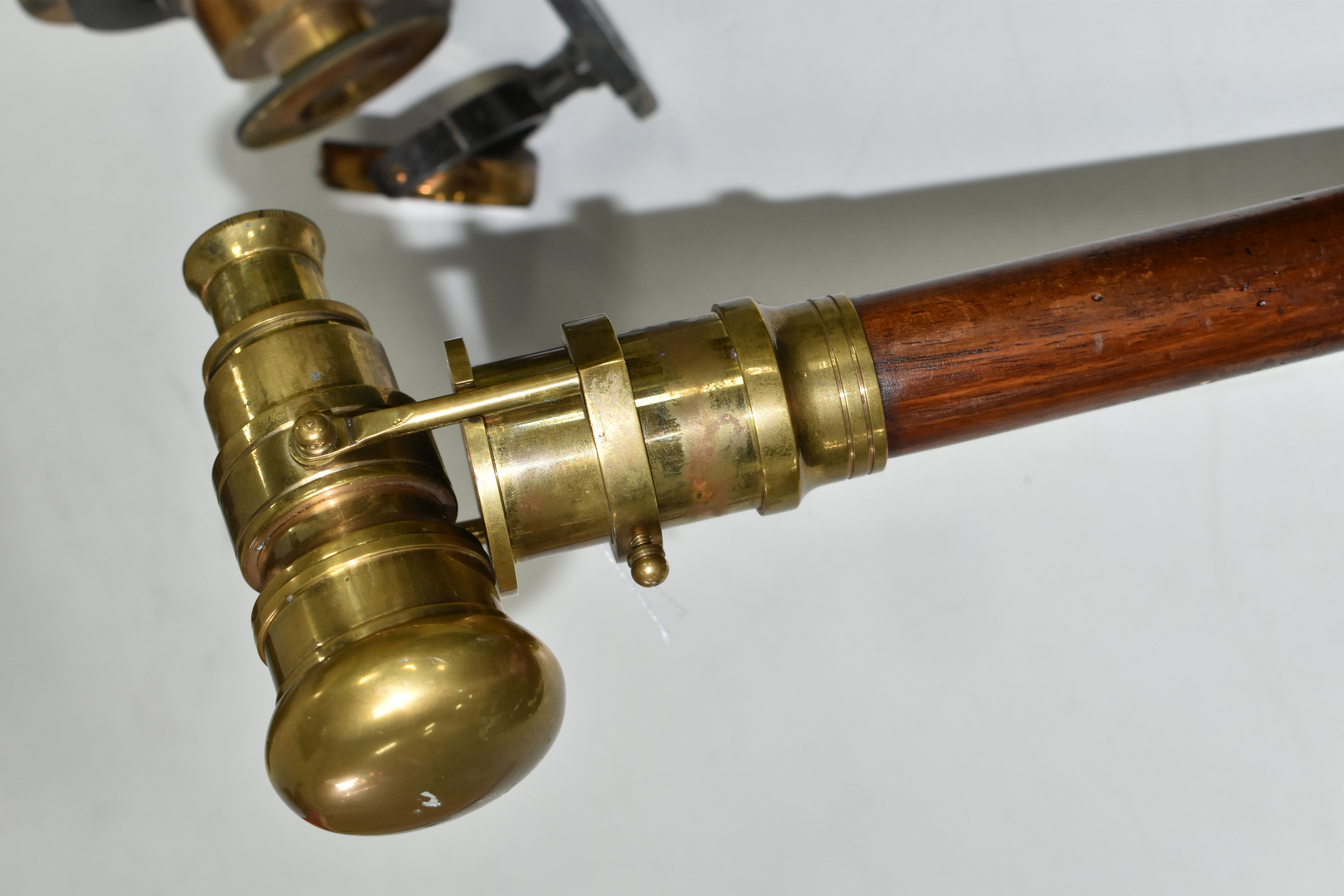 A REPRODUCTION WALKING CANE FITTED WITH BRASS TELESCOPE, length with telescope open 92cm, together - Image 4 of 8