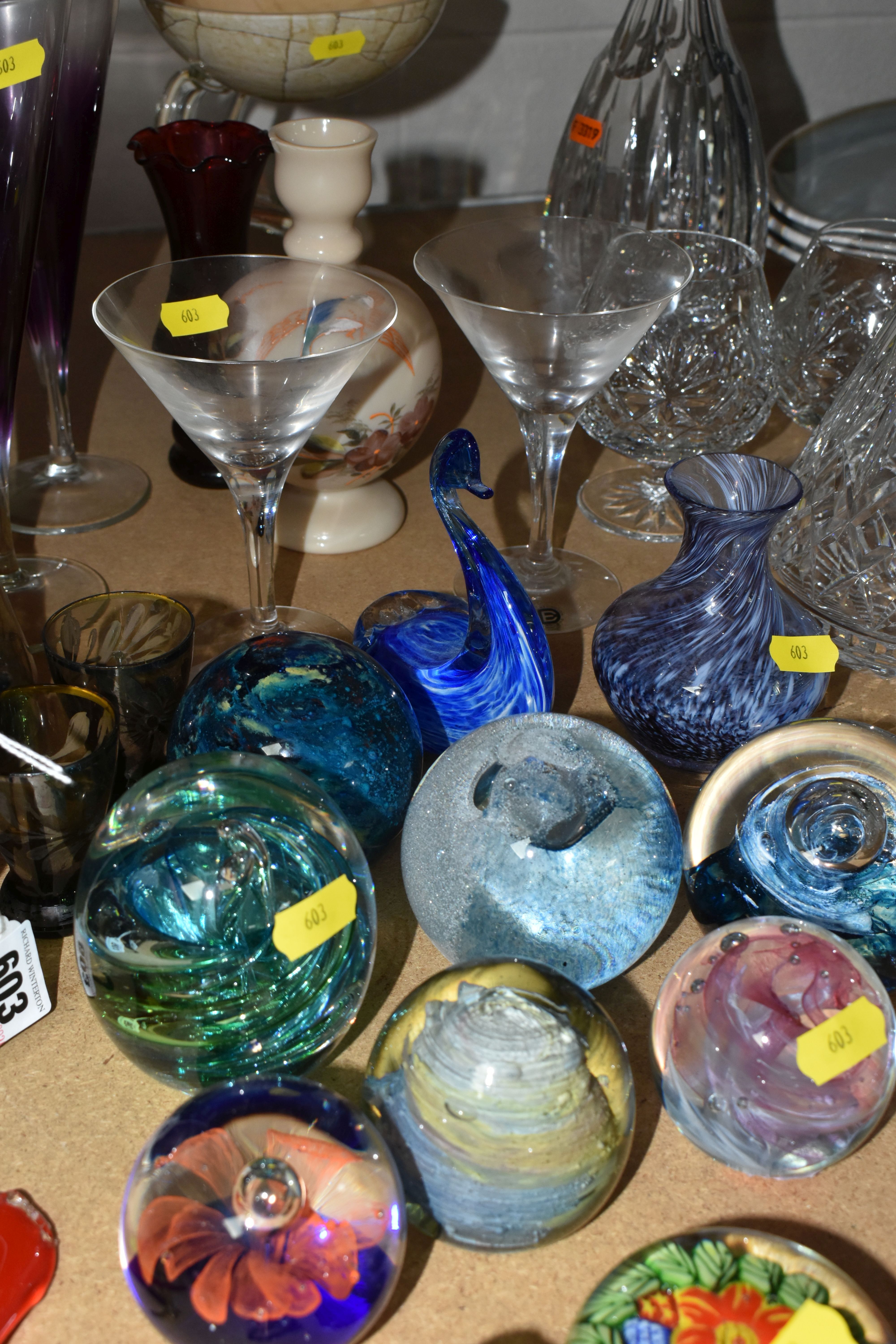 A QUANTITY OF DECORATIVE AND CUT GLASS ETC, to include four Waterford whiskey tumblers with labels - Image 6 of 11