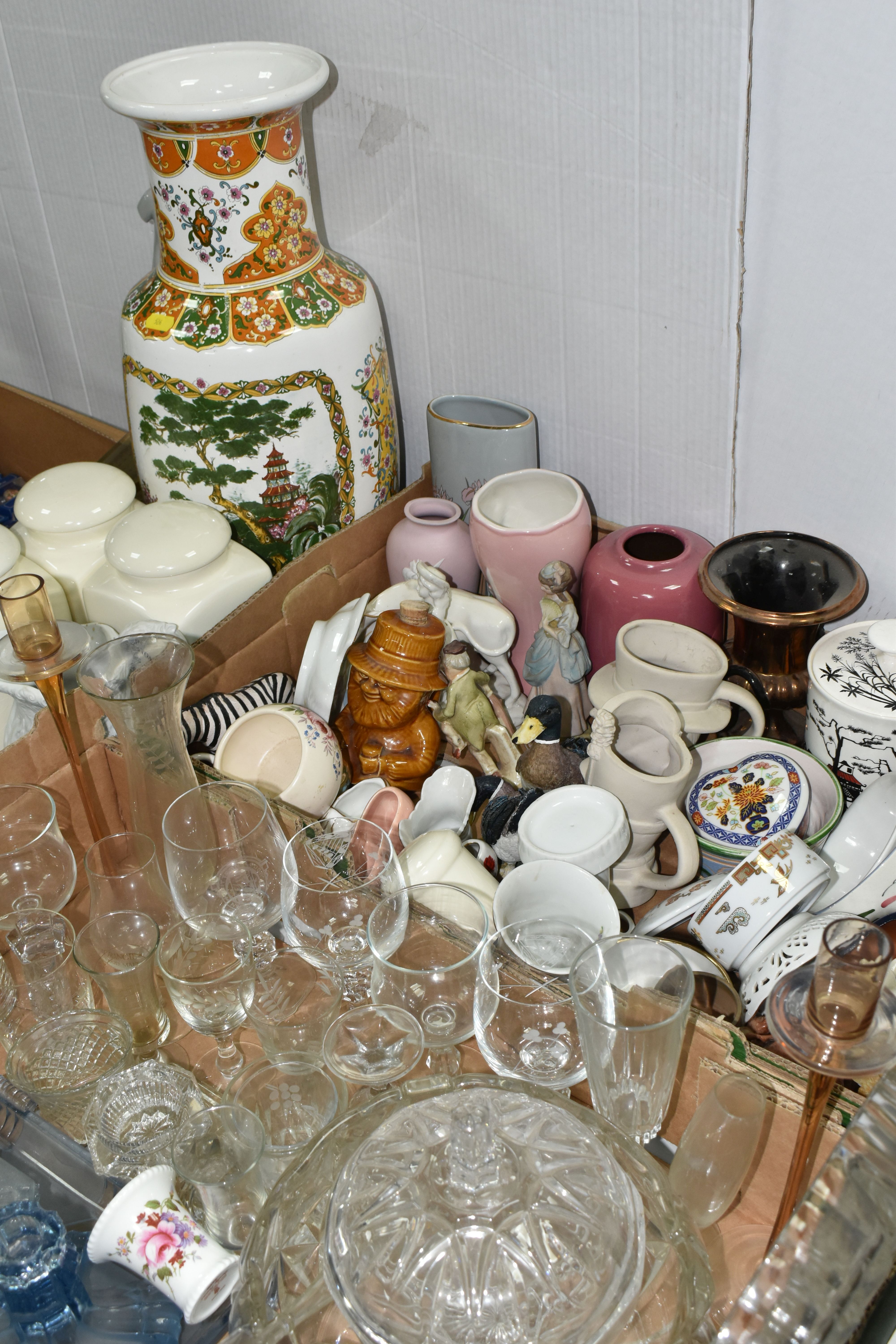 THREE BOXES AND LOOSE CERAMICS AND GLASS WARES ETC, to include eight Royal Grafton 'Winter Scenes' - Bild 8 aus 10