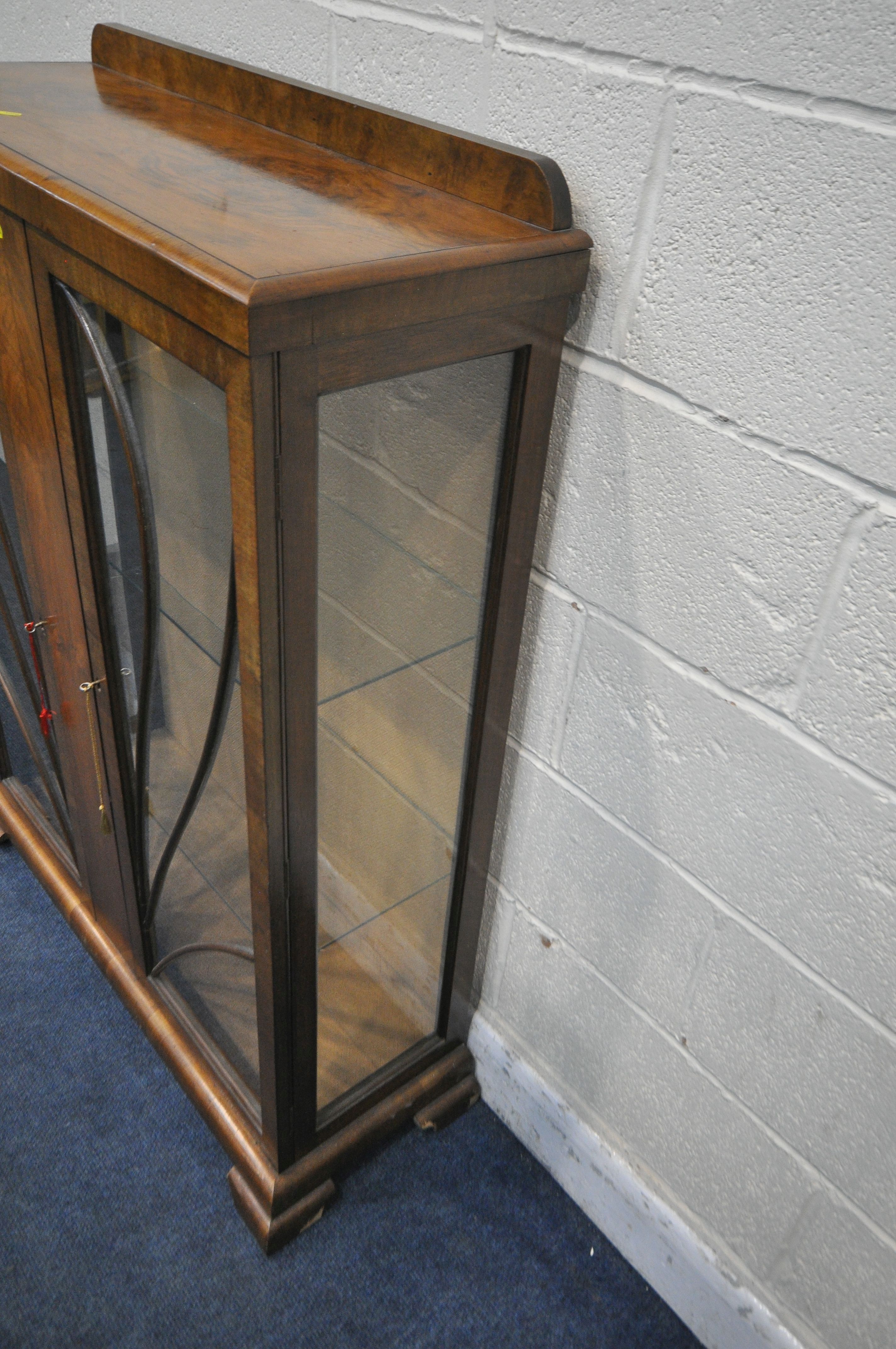 A 20TH CENTURY WALNUT DOUBLE DOOR DISPLAY CABINET, with two glass shelves, width 95cm x depth 36cm x - Image 3 of 4
