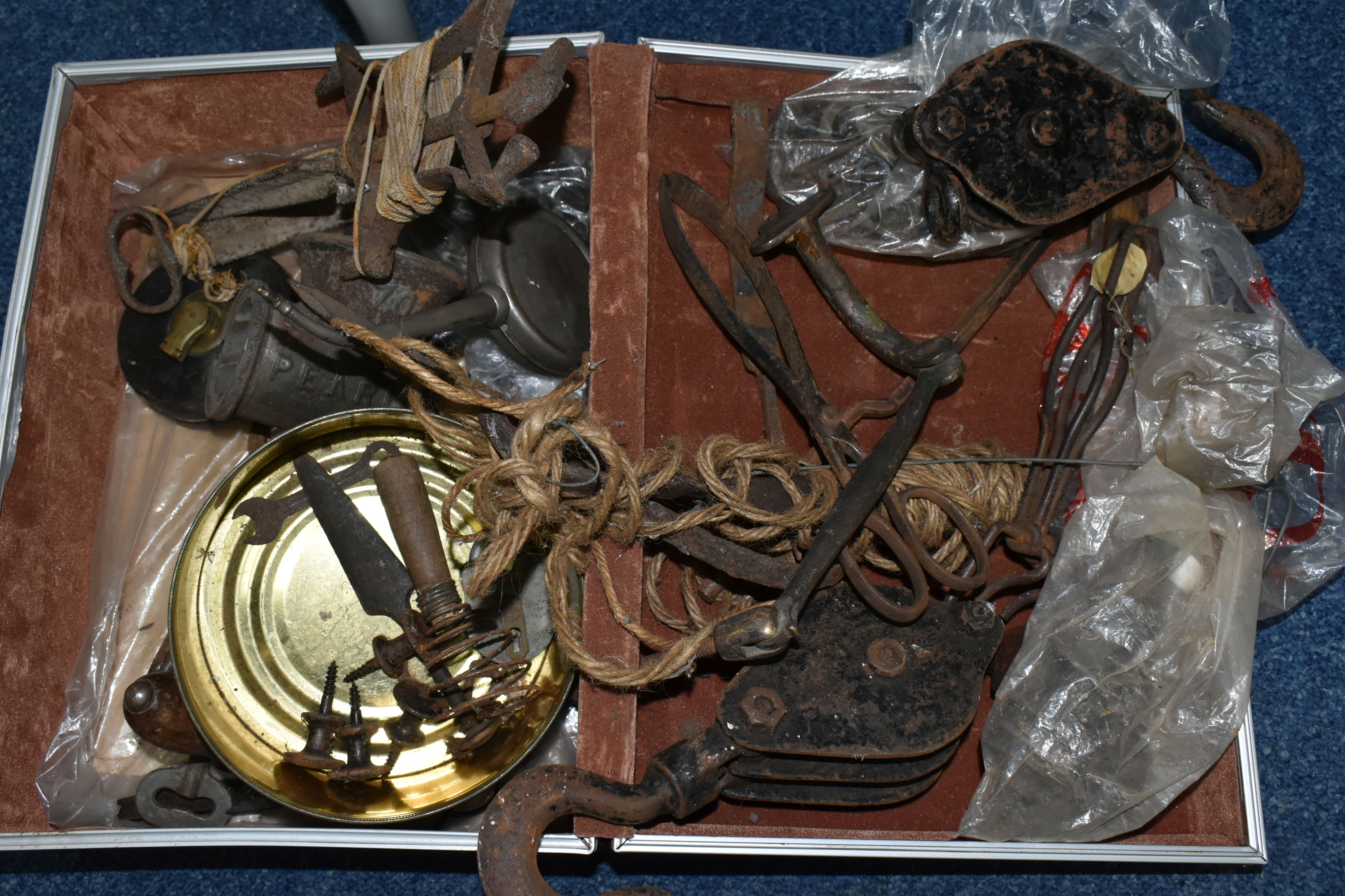 A CASE CONTAINING VINTAGE METAL ITEMS AND A 1972 FA CUP FOLDER OF ESSO MEDALS, ETC, the metal - Bild 5 aus 5