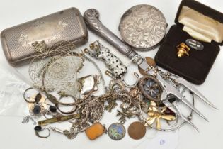 A SELECTION OF SILVER AND WHITE METAL JEWELLERY, to include a circular compact mirror with