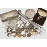 A SELECTION OF SILVER AND WHITE METAL JEWELLERY, to include a circular compact mirror with