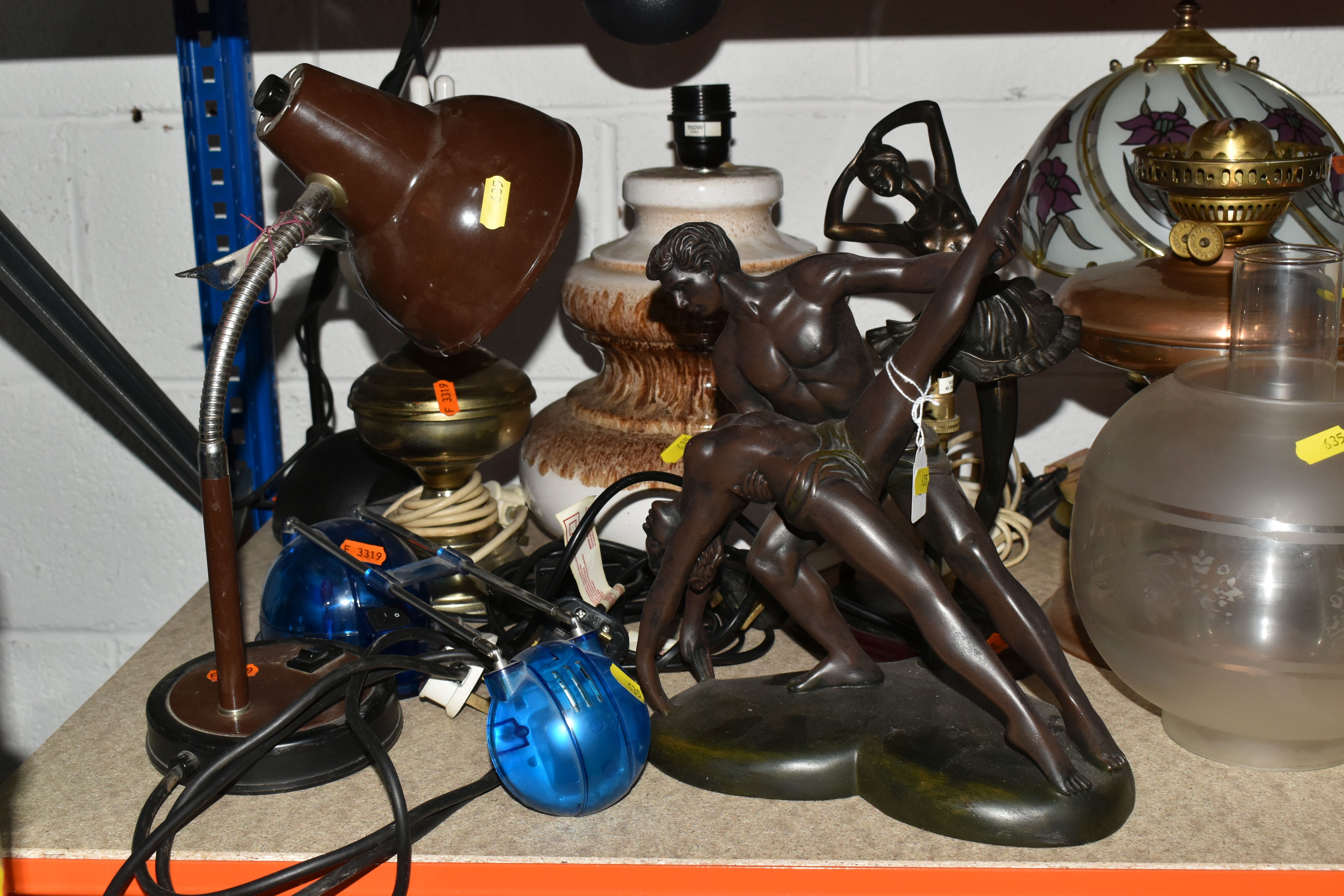 ONE BOX AND LOOSE LAMPS AND GLASS SHADES, to include a copper oil lamp, two glass reservoir oil - Bild 5 aus 12