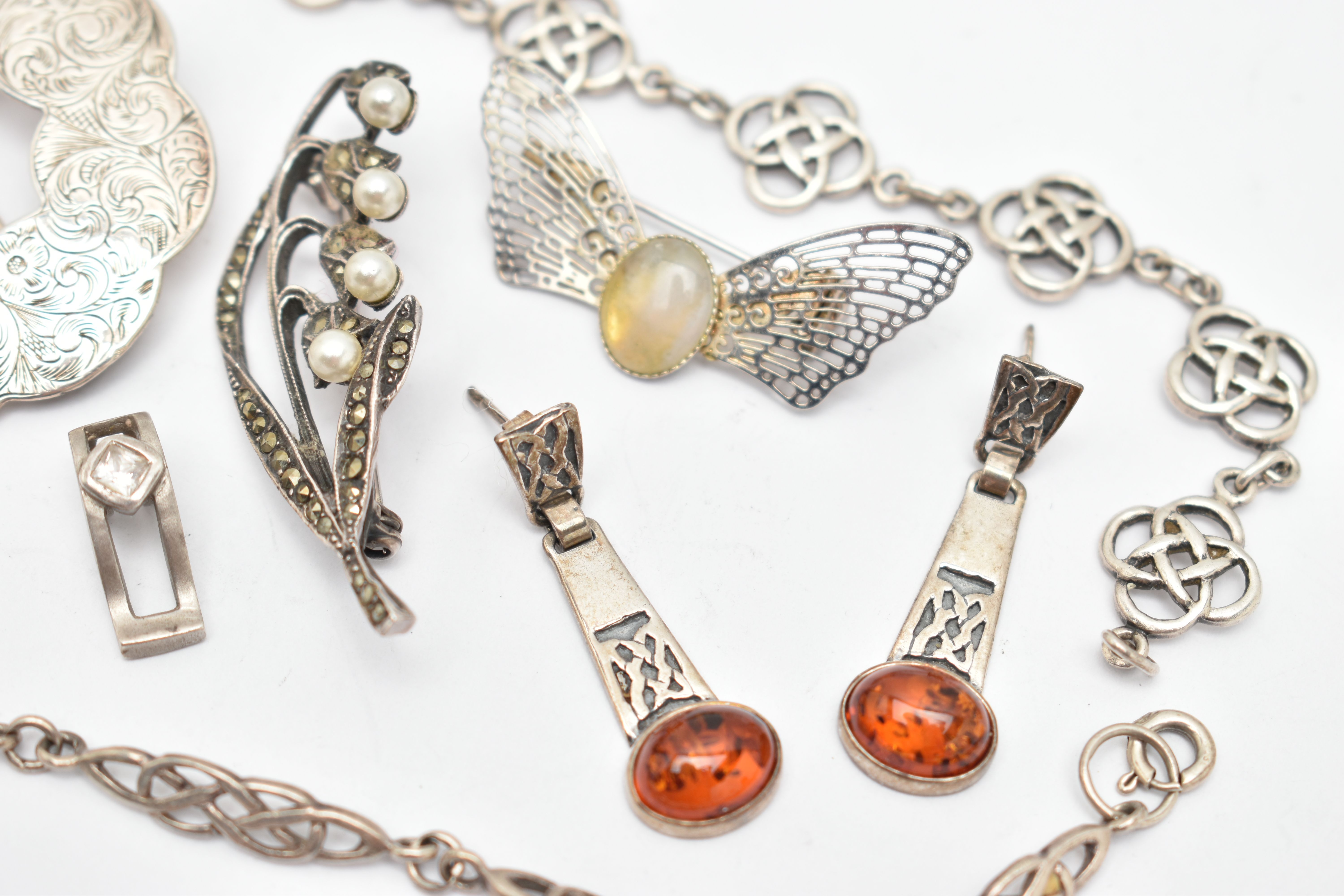 SEVEN PIECES OF WHITE METAL JEWELLERY, to include a pair of amber cabochon set drop earrings, post - Bild 3 aus 3