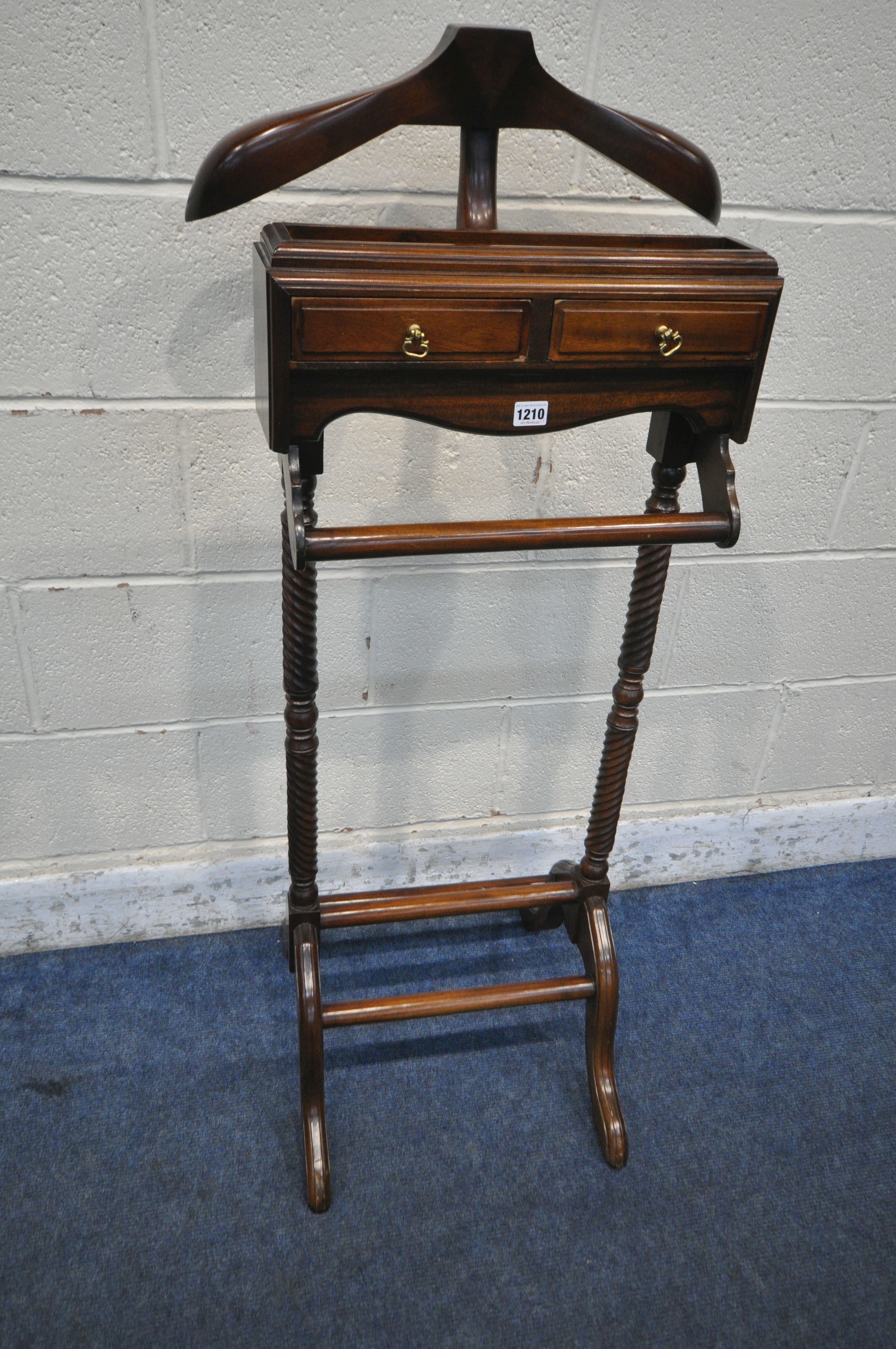 A 20TH CENTURY MAHOGANY GENTLEMAN'S VALET STAND, with jacket holder cuff link tray and two